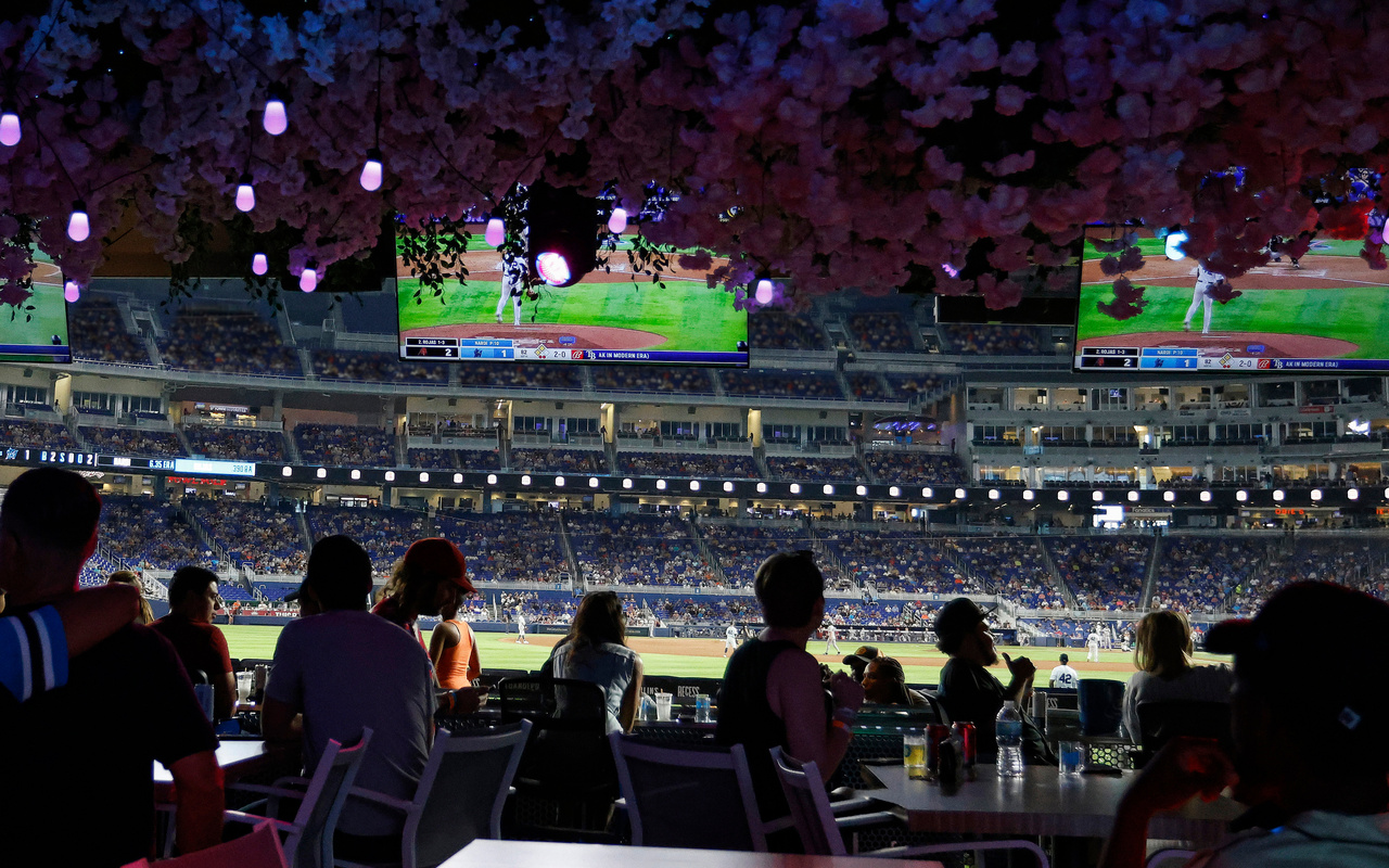 在體育場體驗激動人心的夜間比賽的熾熱氛圍 在體育場體驗激動人心的夜間比賽的熾熱氛圍