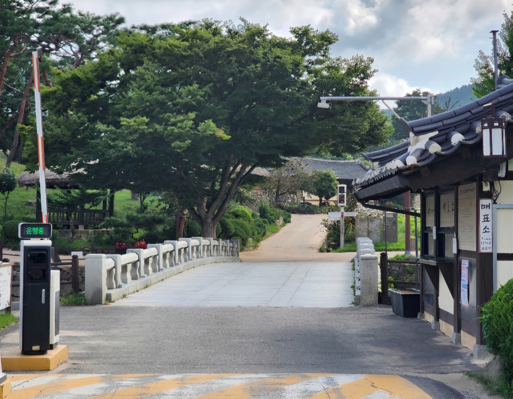 穿越時空，回到 500 年前的朝鮮王朝！踏入外巖民俗村，感受由當地居民傳承至今的傳統氣息，展開一場沿著石板路的寧靜漫步。