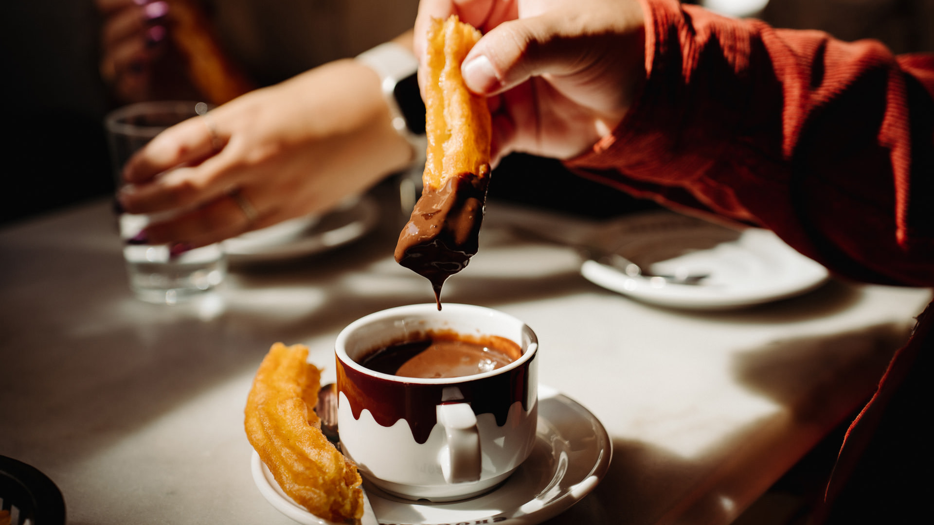 在隱藏的當地咖啡館瑰寶中，探索馬德里最好的吉事果和巧克力