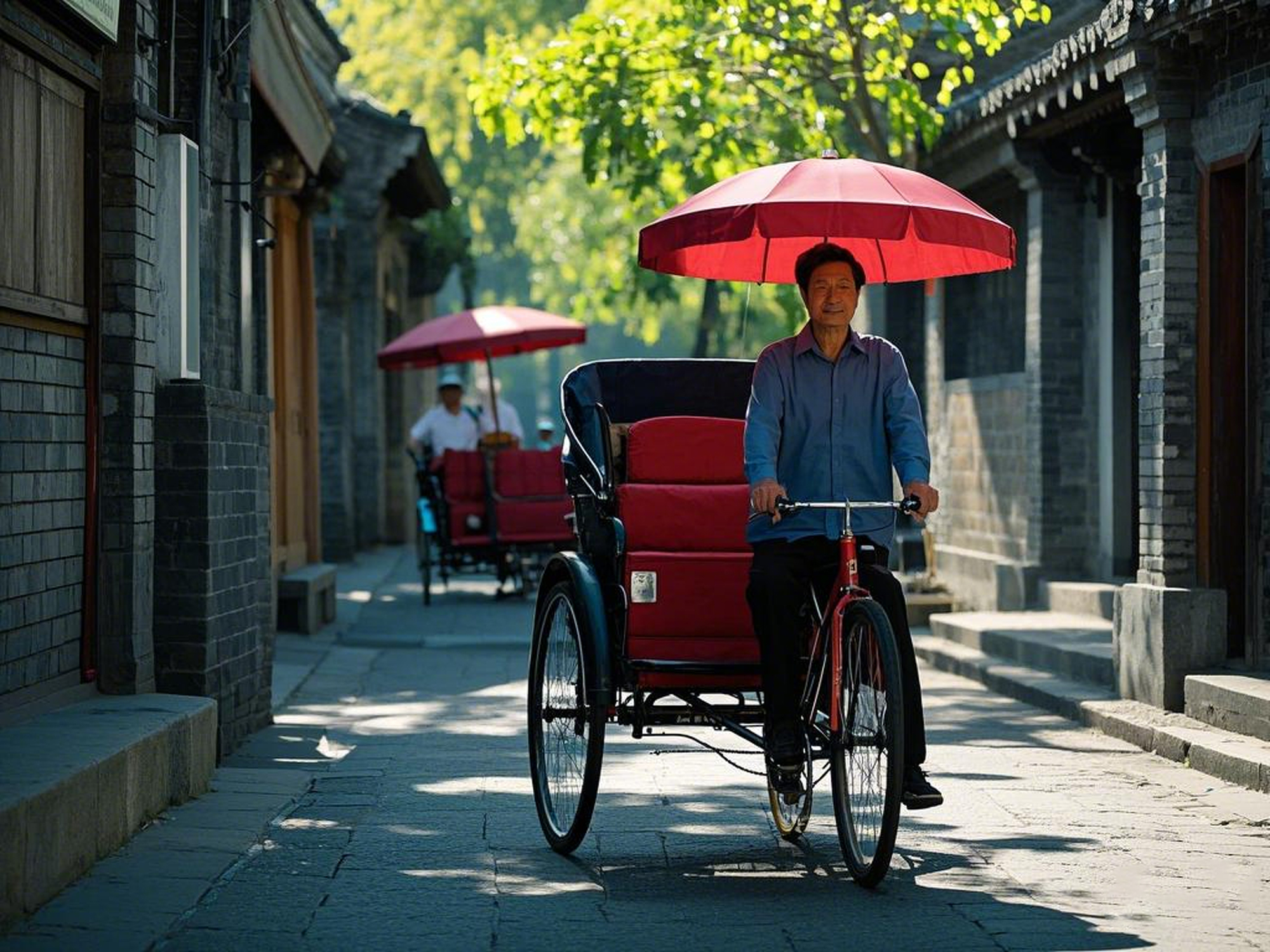 The third stop is Nanluoguxiang, where we feel the charm of traditional Chinese courtyard architecture. It is one of the oldest neighborhoods in Beijing, the only traditional residential area in my country that has completely preserved the texture of the 