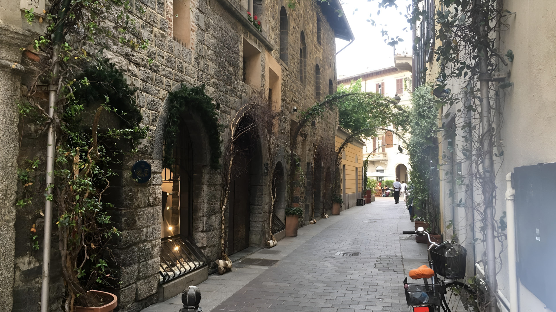 從鵝卵石街道到波光粼粼的湖畔全景，盡情探索科莫的每個迷人角度。