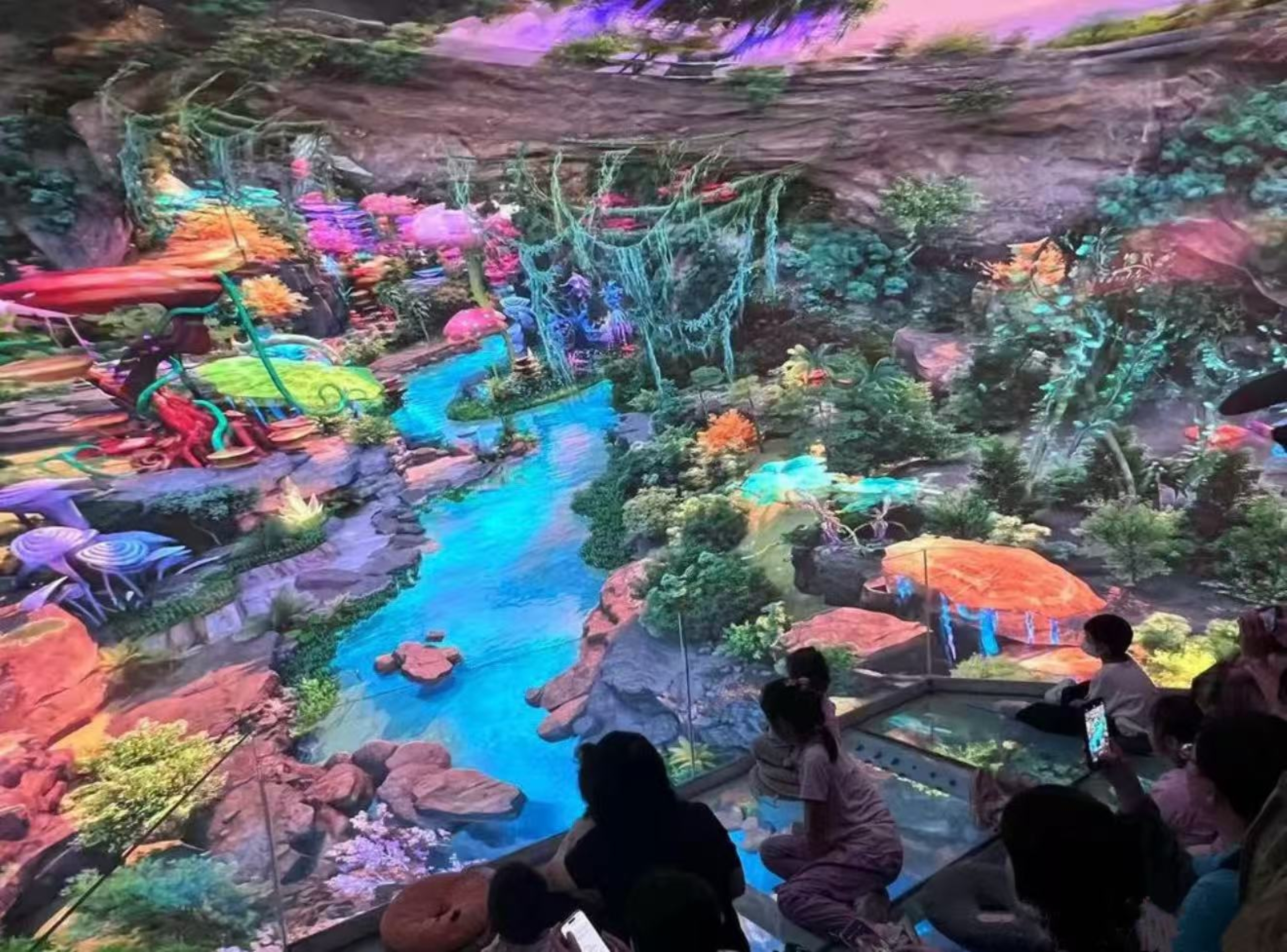 它並非簡單地在高空架起玻璃，而是將建築美學與安全科技完美融合