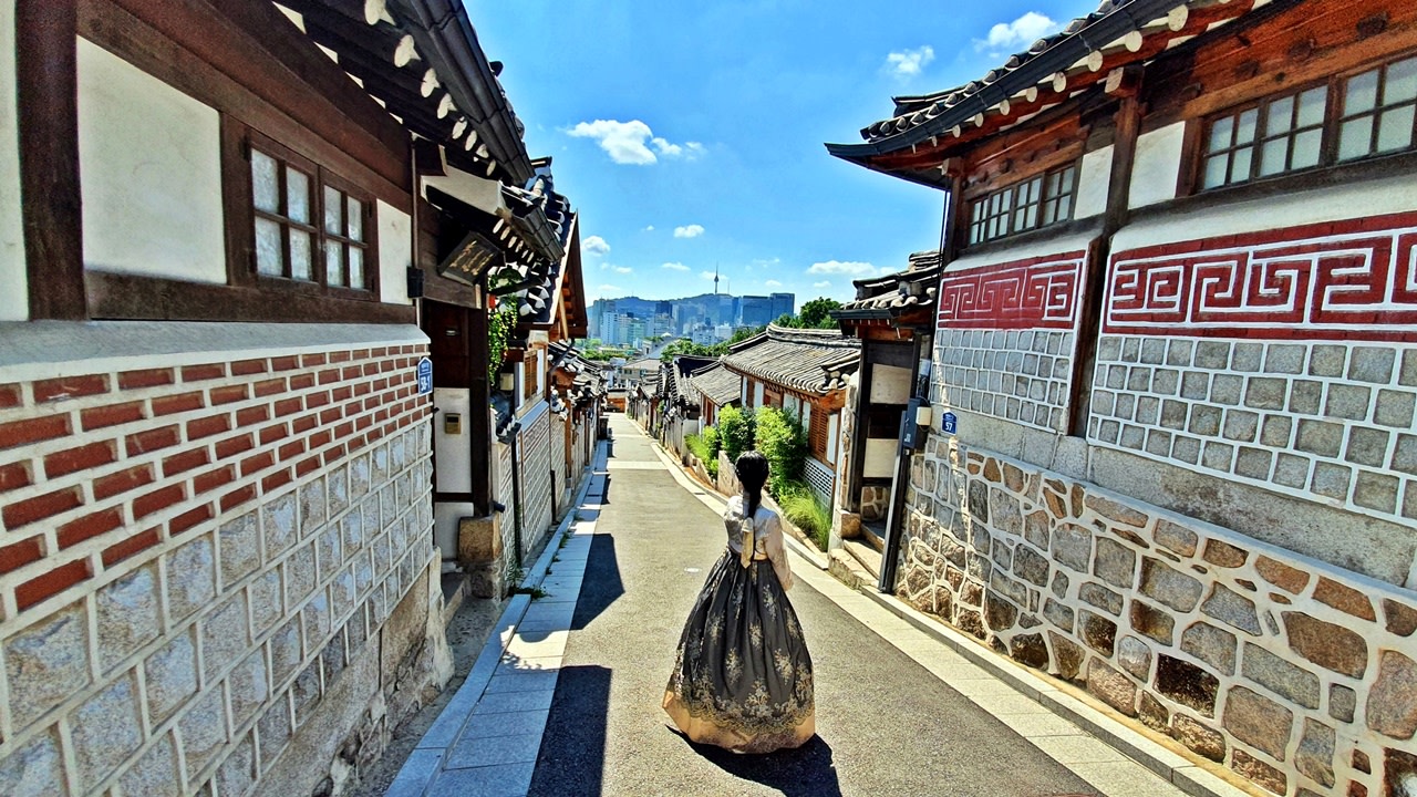北村韓屋村
北村韓屋村是位於景福宮、昌德宮和宗廟之間的一個傳統住宅區，擁有與首爾一同發展超過600年的歷史。

村莊內密佈著傳統韓屋，古老的巷弄被完整保存下來。這裡是一個讓遊客能真正體驗朝鮮王朝真實氛圍的地方。