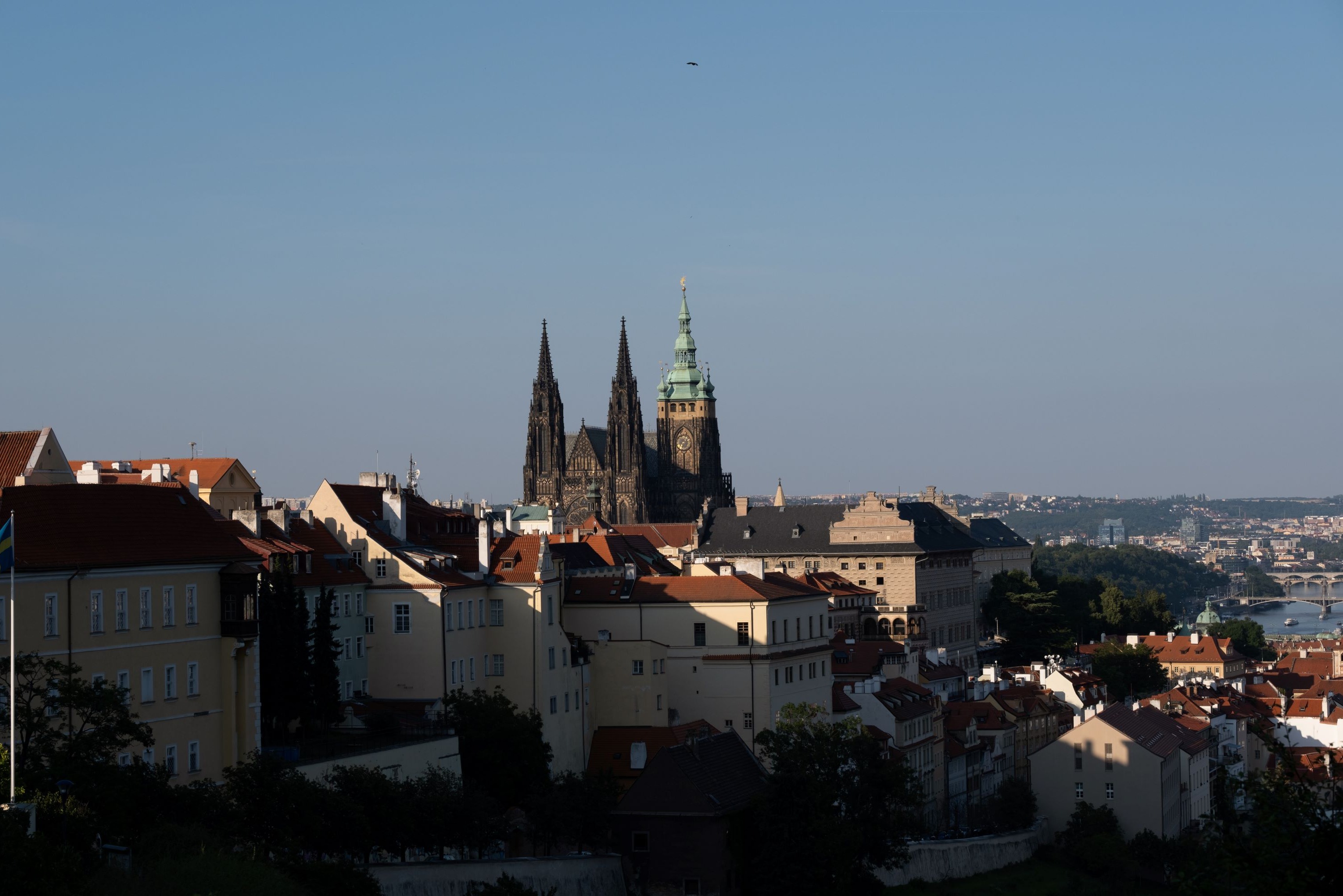 當您漫步於古老的城牆和歷史悠久的堡壘通道時，想象一下中世紀的生活