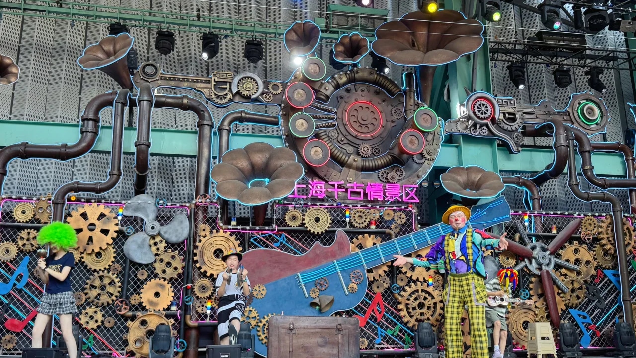 《滑稽秀》小丑表演，有趣好玩，有時會邀請臺下觀眾上臺互動。