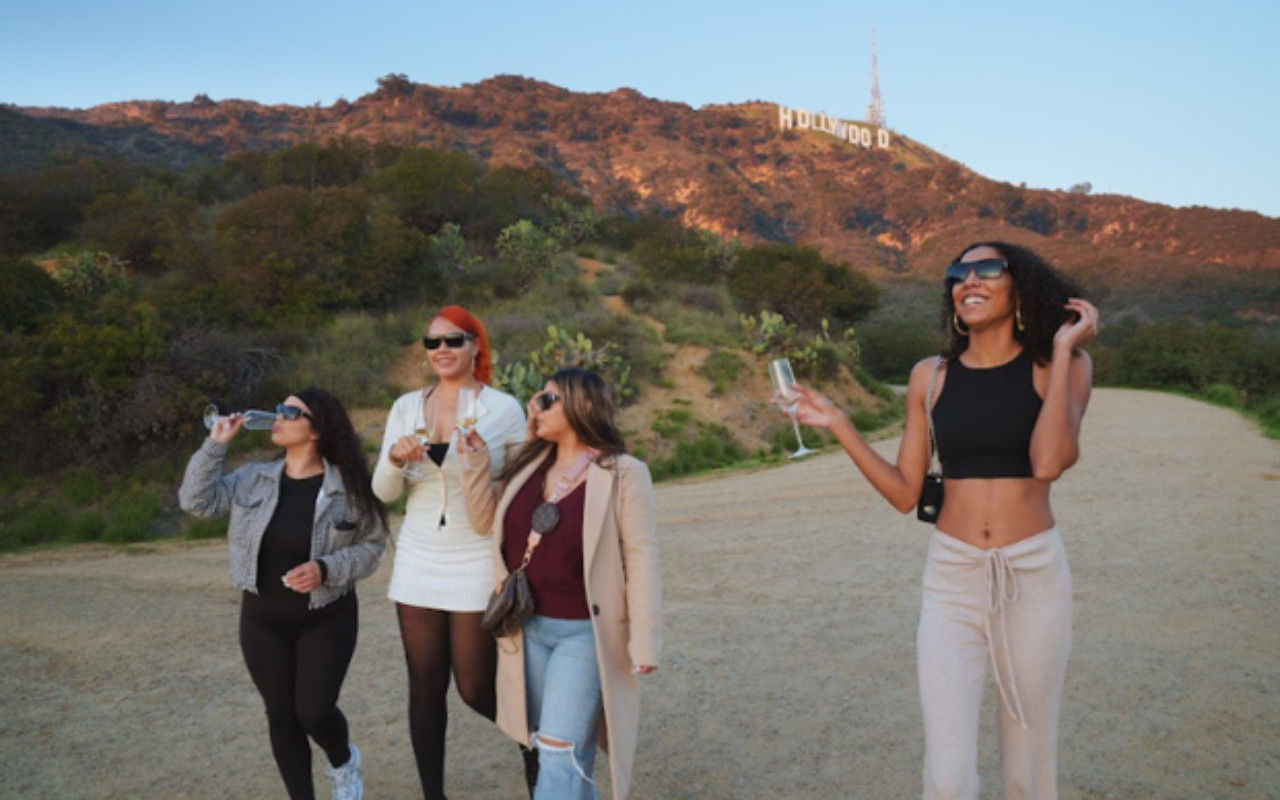 以傳奇的「好萊塢」標誌為背景，捕捉完美的團體合照，留下令人驚嘆的回憶。