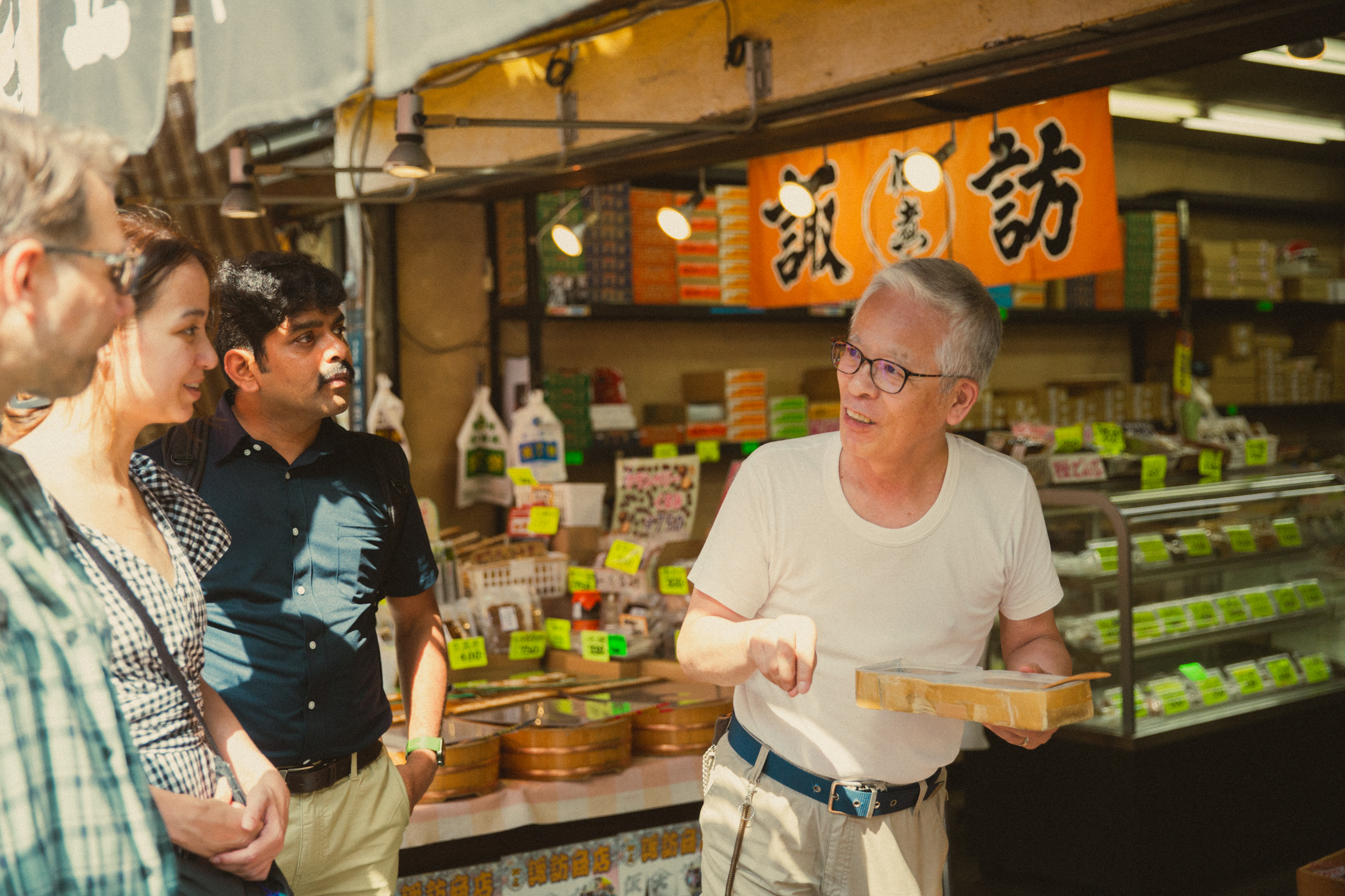 走進歷史悠久的老店,若能與店主暢談,更能深入體驗在地風情,語言再也不是隔閡。 走進歷史悠久的老店,若能與店主暢談,更能深入體驗在地風情,語言再也不是隔閡。