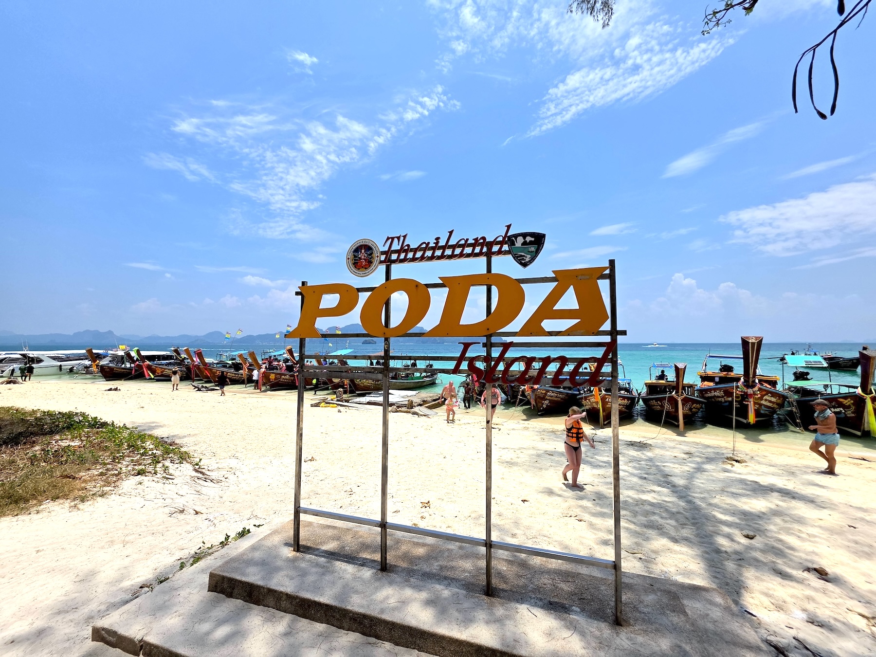 波達島（Ko Poda）坐落於喀比海岸外海，四周環繞著清澈湛藍的翠綠海水與壯麗高聳的石灰岩懸崖，是一座令人驚豔的熱帶天堂，並以其細緻如粉的白色沙灘聞名。