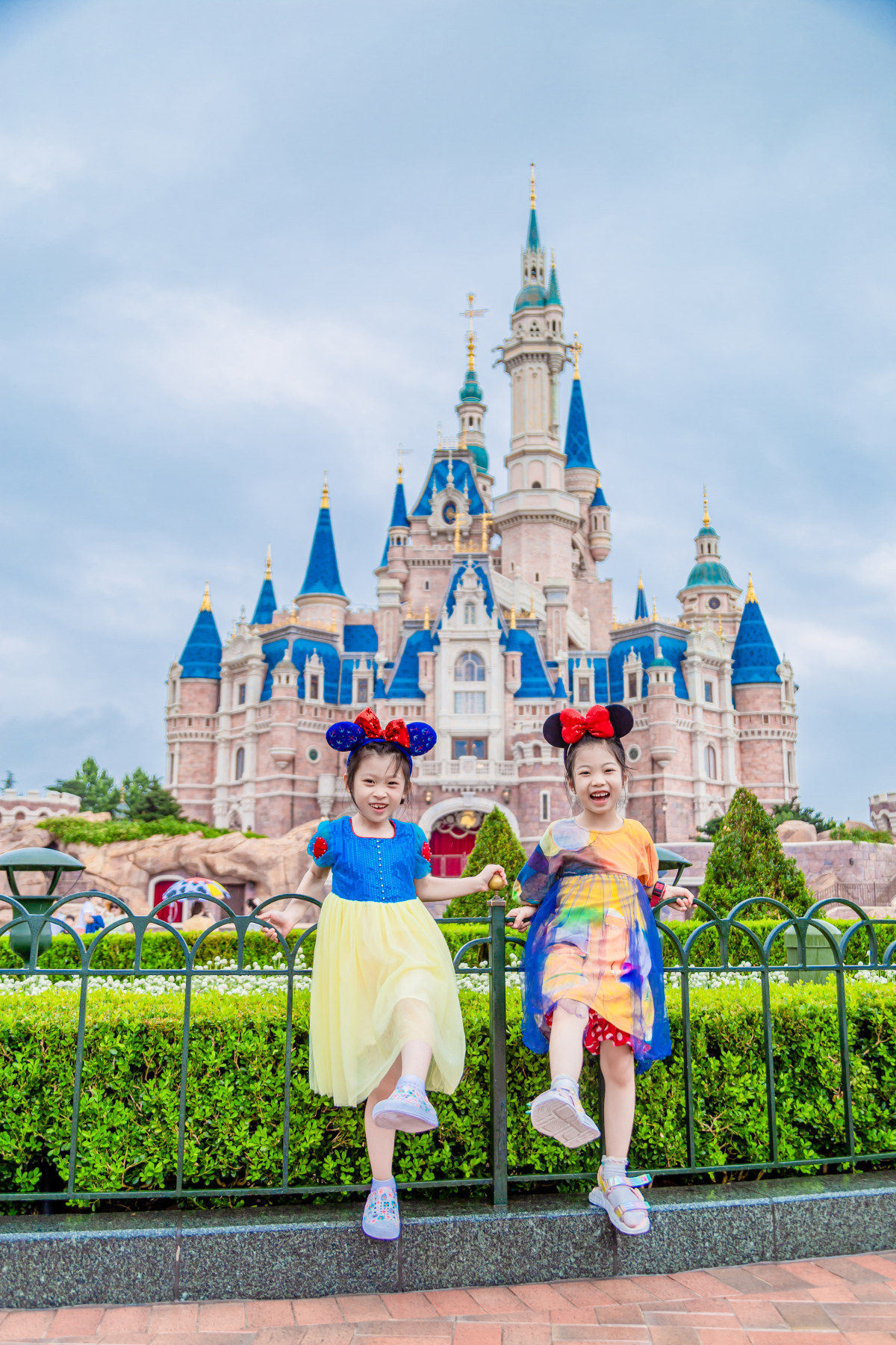 上海迪士尼度假區旅拍（三年以上專業攝影師+全程動作擺拍指導+底片簡修全送贈精修+可選地旋轉木馬/城堡/愛麗絲夢遊仙境等）