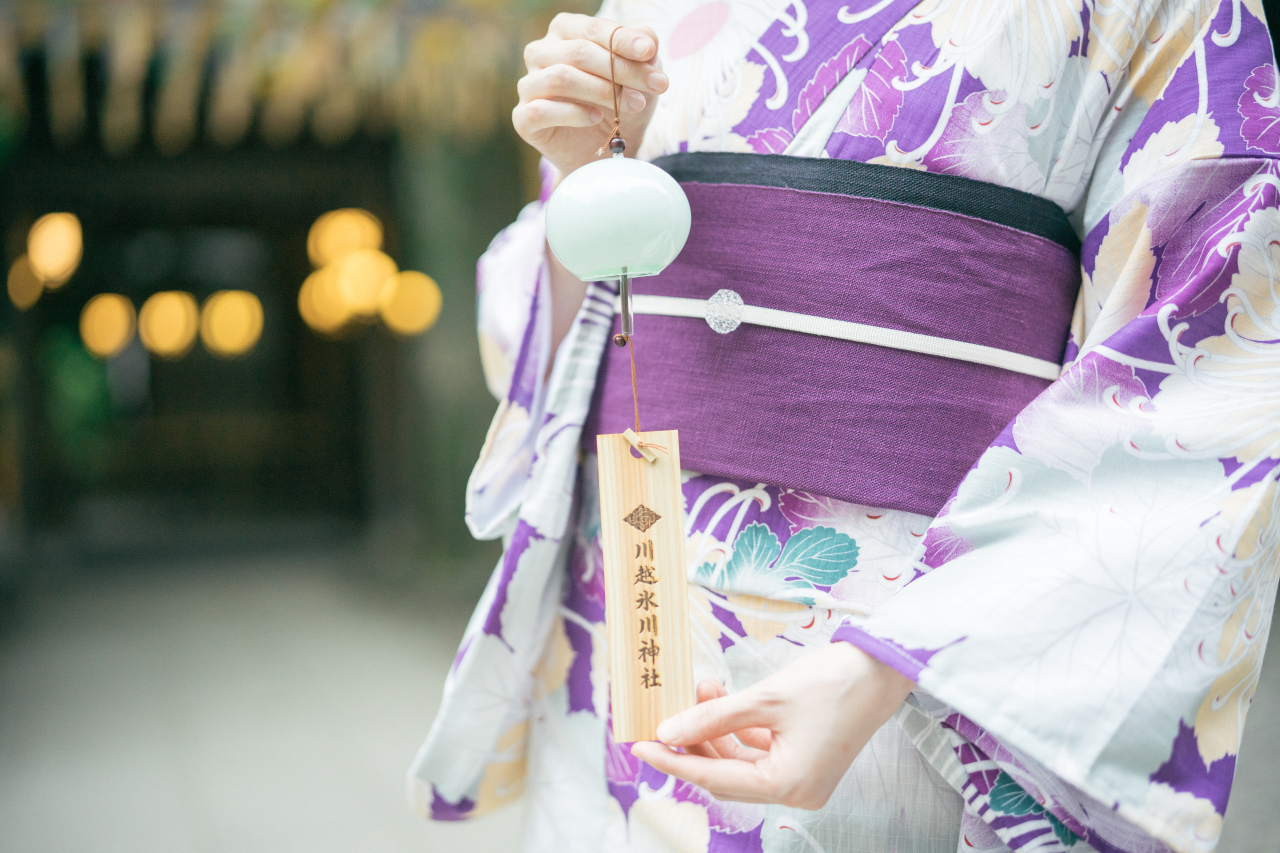 Hang up prayer slips with your lover or friends and send your good wishes to the God of Fate!