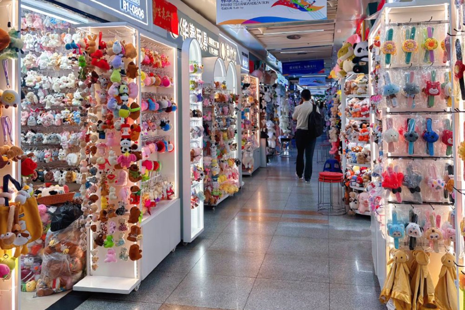義烏商貿城內部商鋪林立、琳琅滿目,整條商街店鋪排布規整,海量小商品彙集於此,盡顯全球小商品集散中心繁華熱鬧的商貿氛圍。 義烏商貿城內部商鋪林立、琳琅滿目,整條商街店鋪排布規整,海量小商品彙集於此,盡顯全球小商品集散中心繁華熱鬧的商貿氛圍。