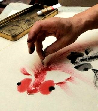 在專業指導的繪畫活動中,參與者將運用指尖探索色彩、紋理與圖案的奧秘。 在專業指導的繪畫活動中,參與者將運用指尖探索色彩、紋理與圖案的奧秘。