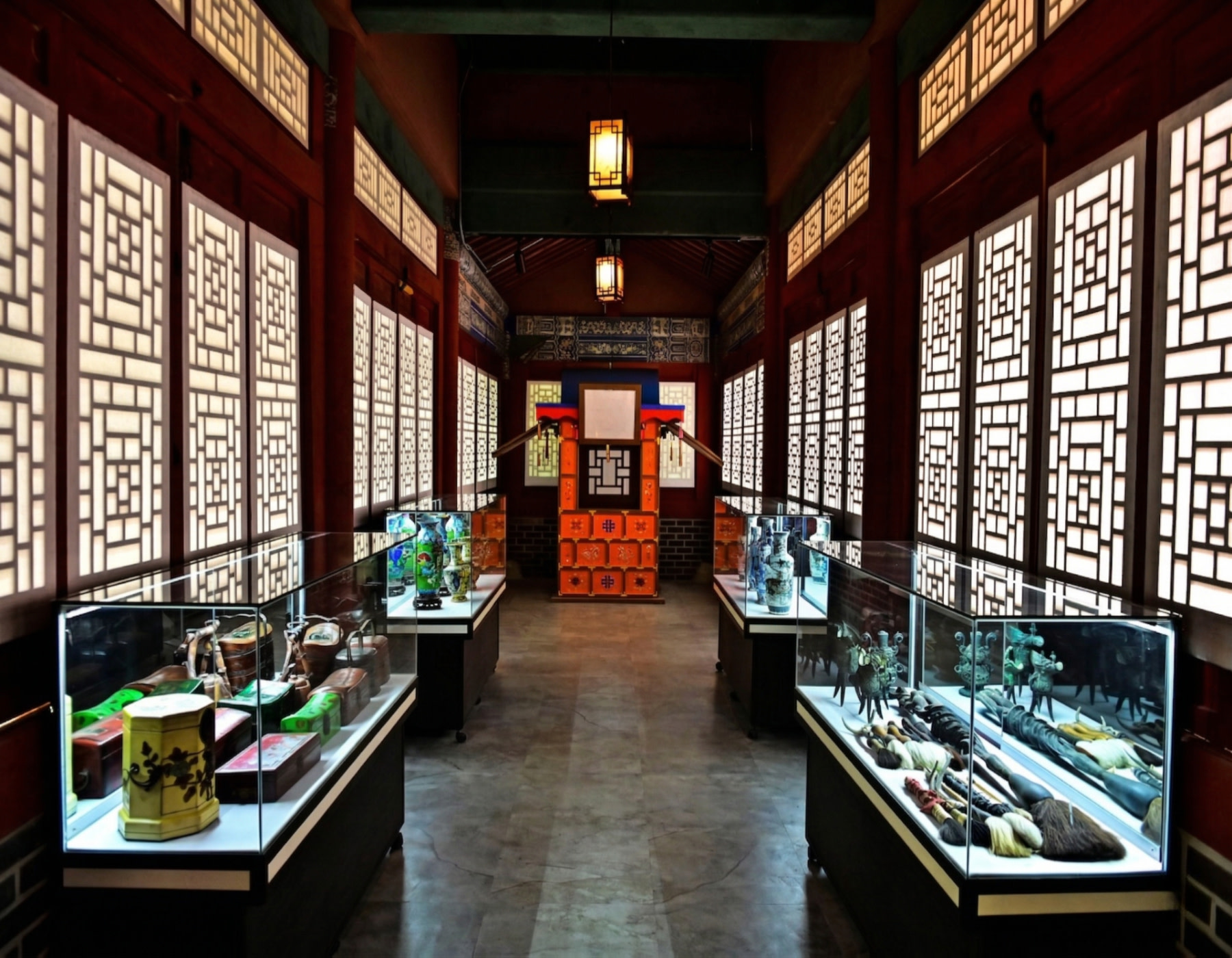 「歷史與藝術的交會」漫步於色彩繽紛的走廊和展廳，沉浸在傳統之美中，深入了解韓國的古老文化。