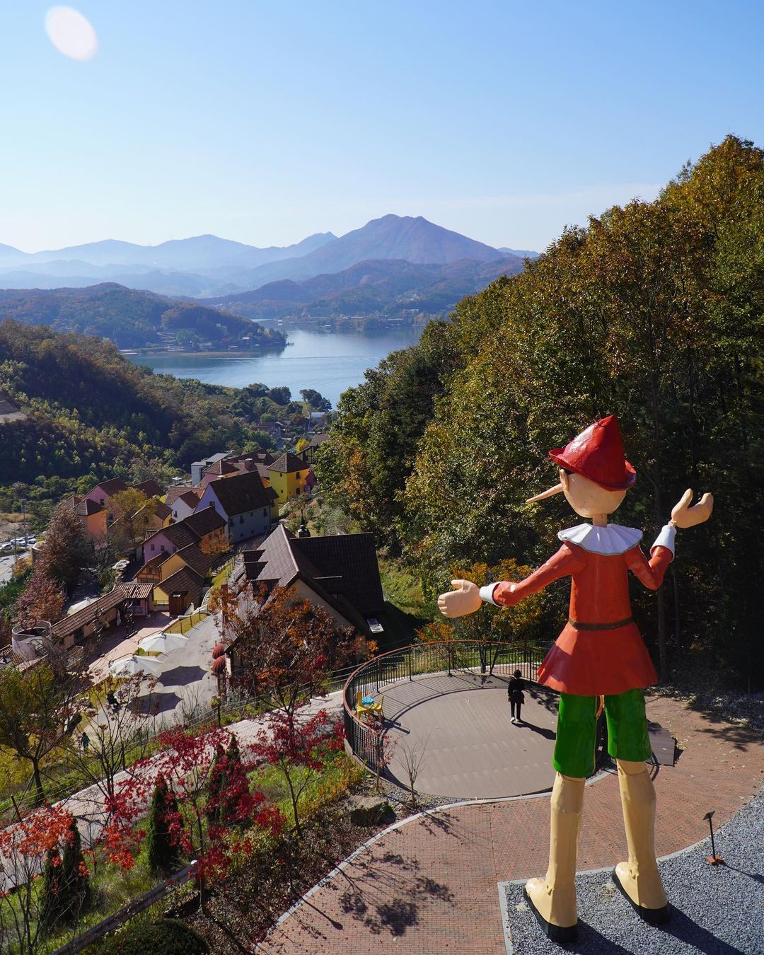 美麗的建築與秋葉交織,營造出獨特的韓式魅力。 美麗的建築與秋葉交織,營造出獨特的韓式魅力。