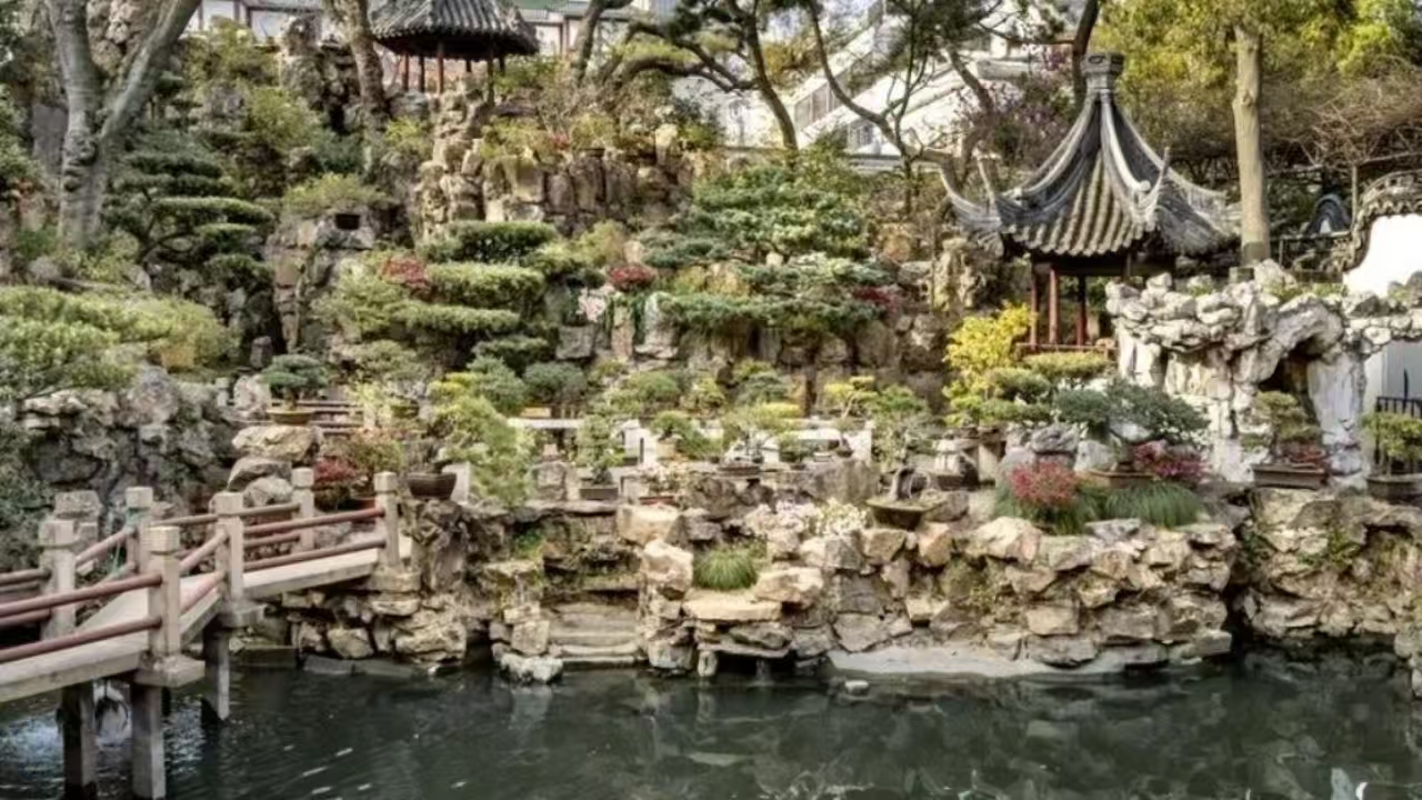 大假山是豫園精華之所在，為江南現存明代黃石假山之最巨者，高約14 米，“峻嶒秀潤，頗愜觀賞”，出自名匠師張南陽之手。