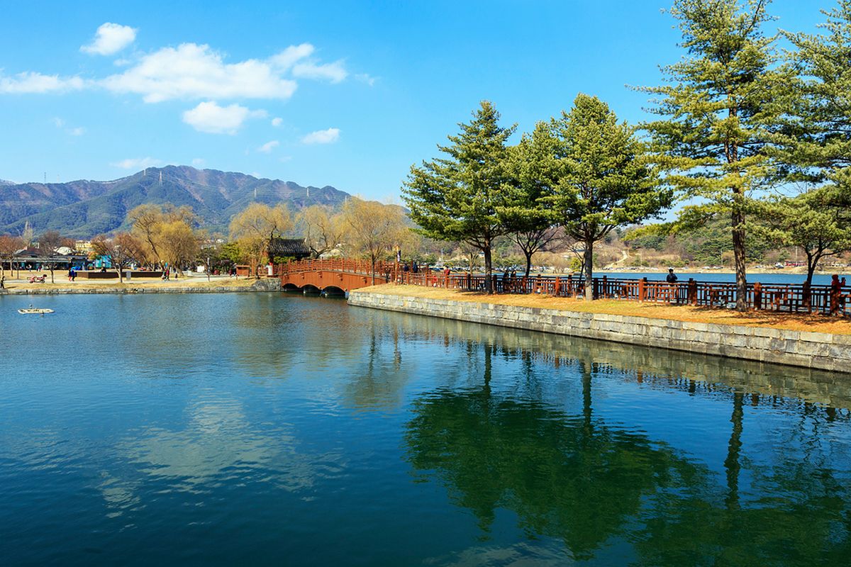 沿著小路漫步，遊客可以欣賞到四季變幻的景色。