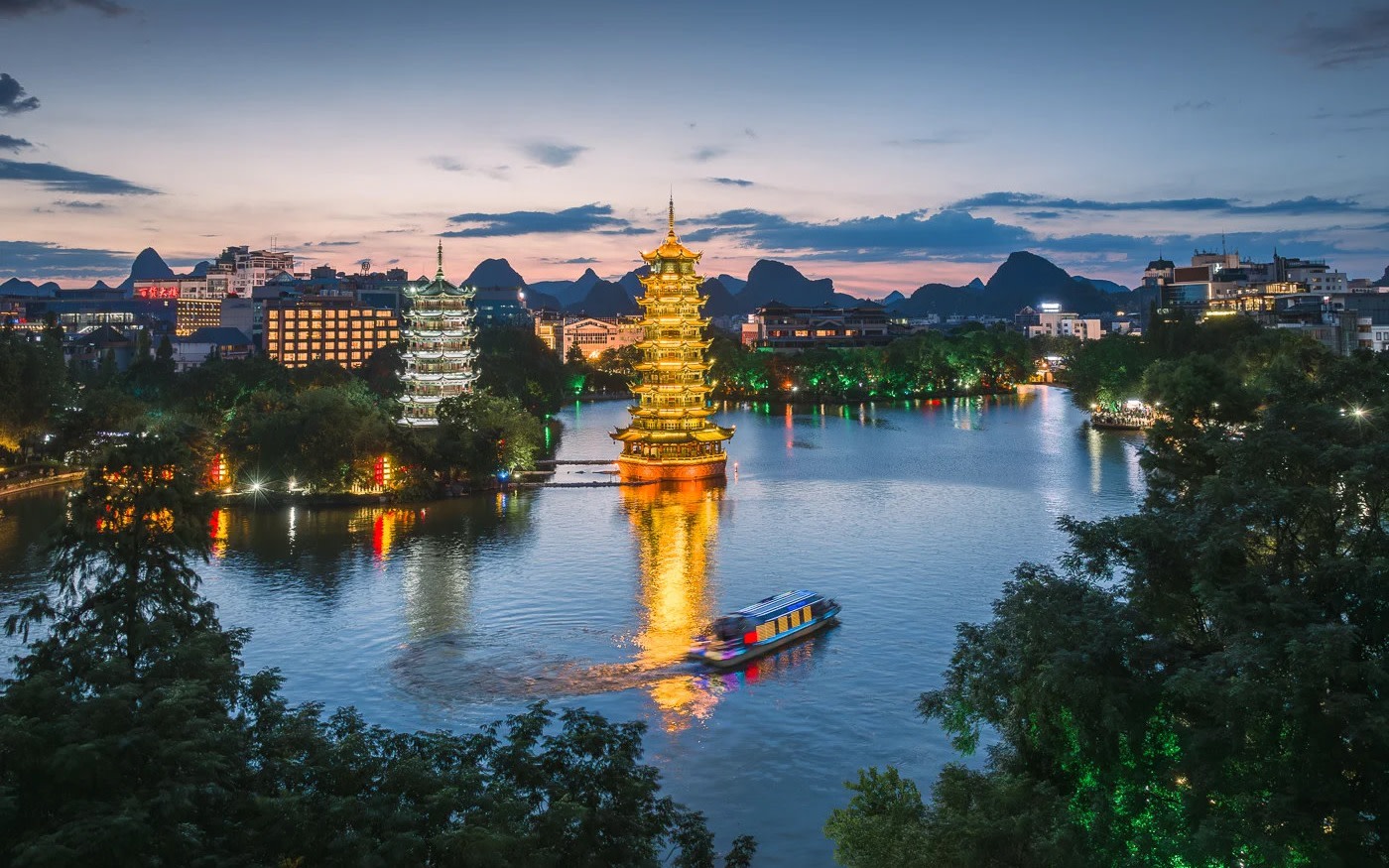 Guilin: 4 Days 3 Nights · Li River Four-Star Boat + 12-Person Group