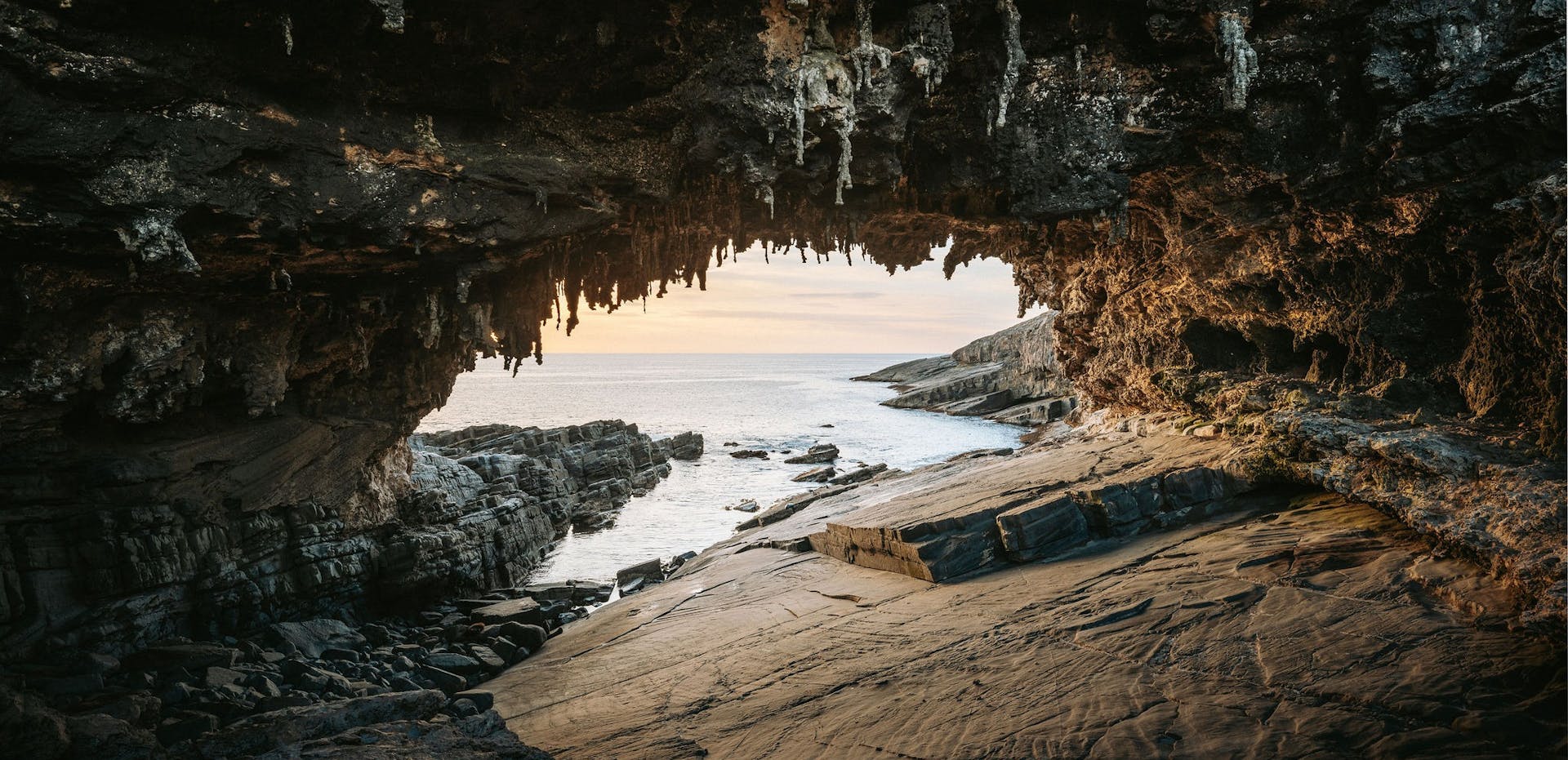 欣賞高聳的火山岩地貌，在開闊的海洋中與洶湧的海浪對峙