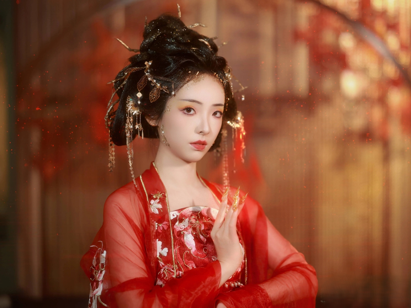 雕花木窗下的書卷案几、掛滿燈籠的硃紅廊道、鋪著青石板的小庭院，無需遠行，就能拍出氛圍感拉滿的古風大片，輕鬆刷爆社交平臺