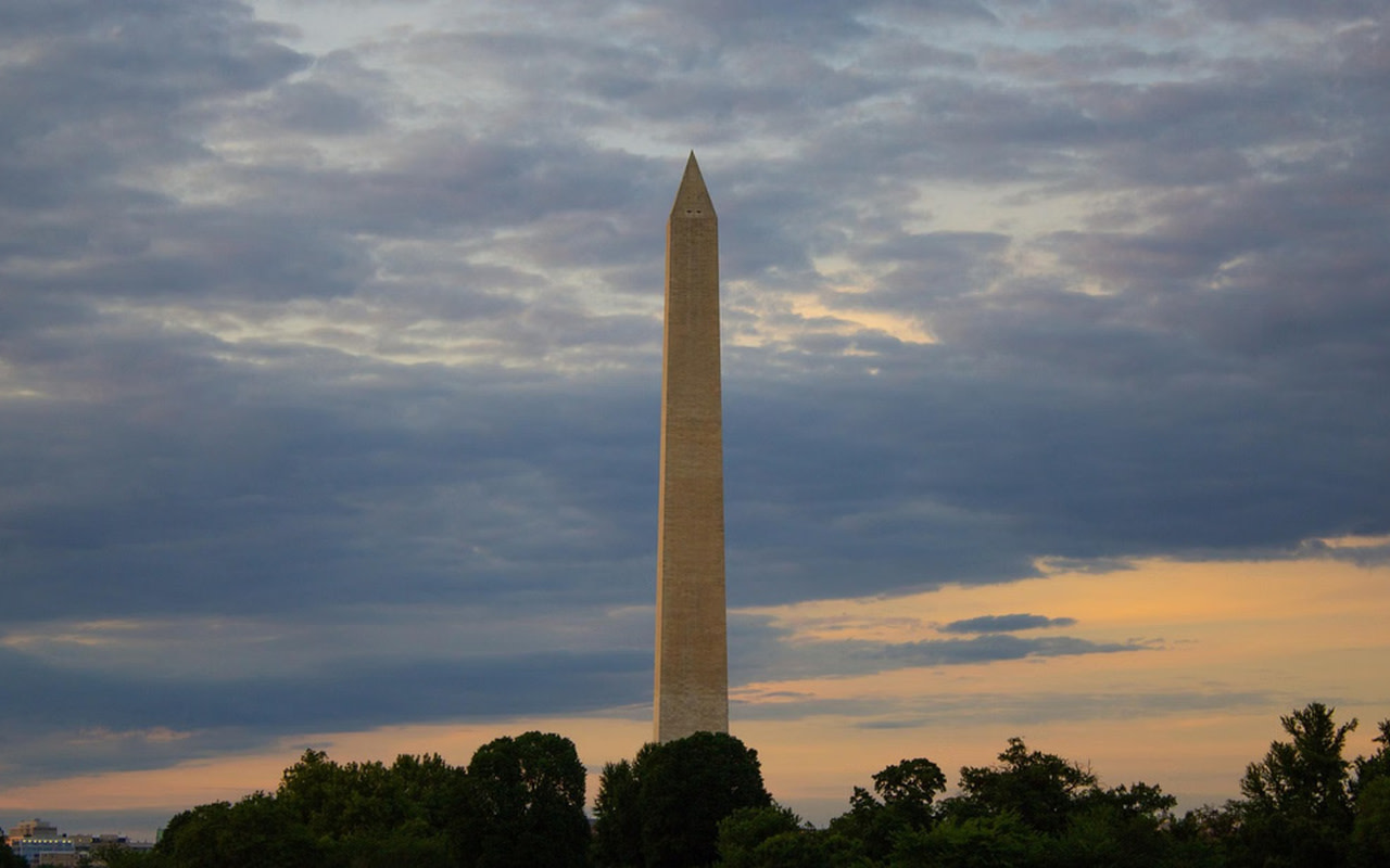 欣賞標誌性的華盛頓紀念碑,如何劃破美麗多雲的暮色。 欣賞標誌性的華盛頓紀念碑,如何劃破美麗多雲的暮色。