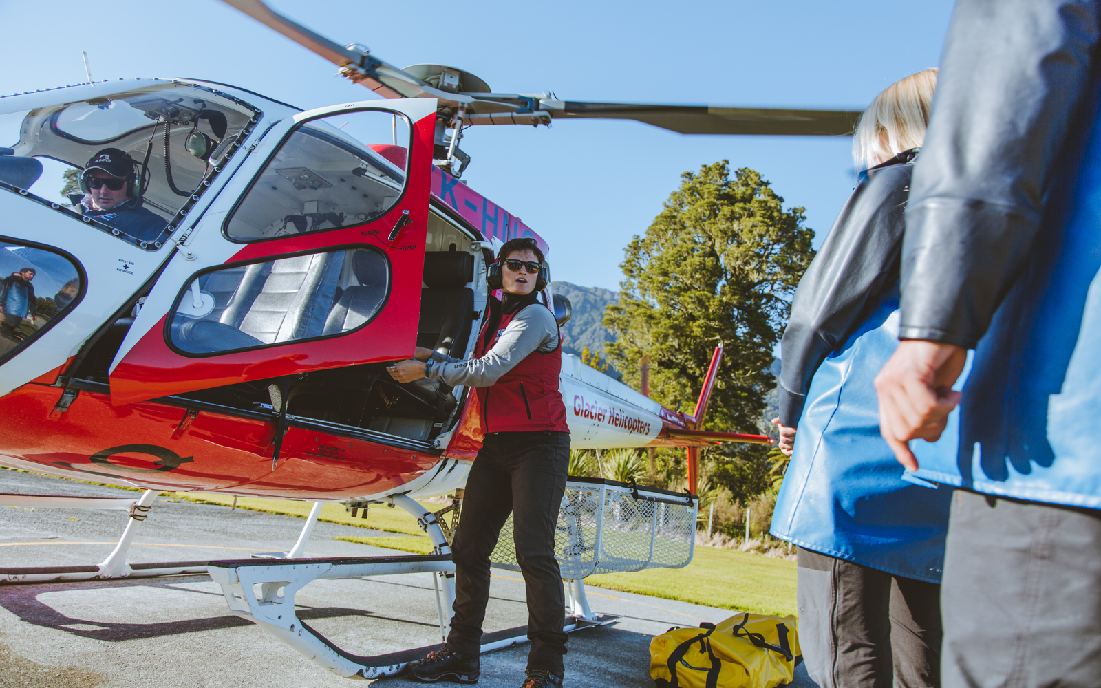 盡情享受高空觀景飛行、冰河降落,以及難忘的冰上健行體驗 盡情享受高空觀景飛行、冰河降落,以及難忘的冰上健行體驗