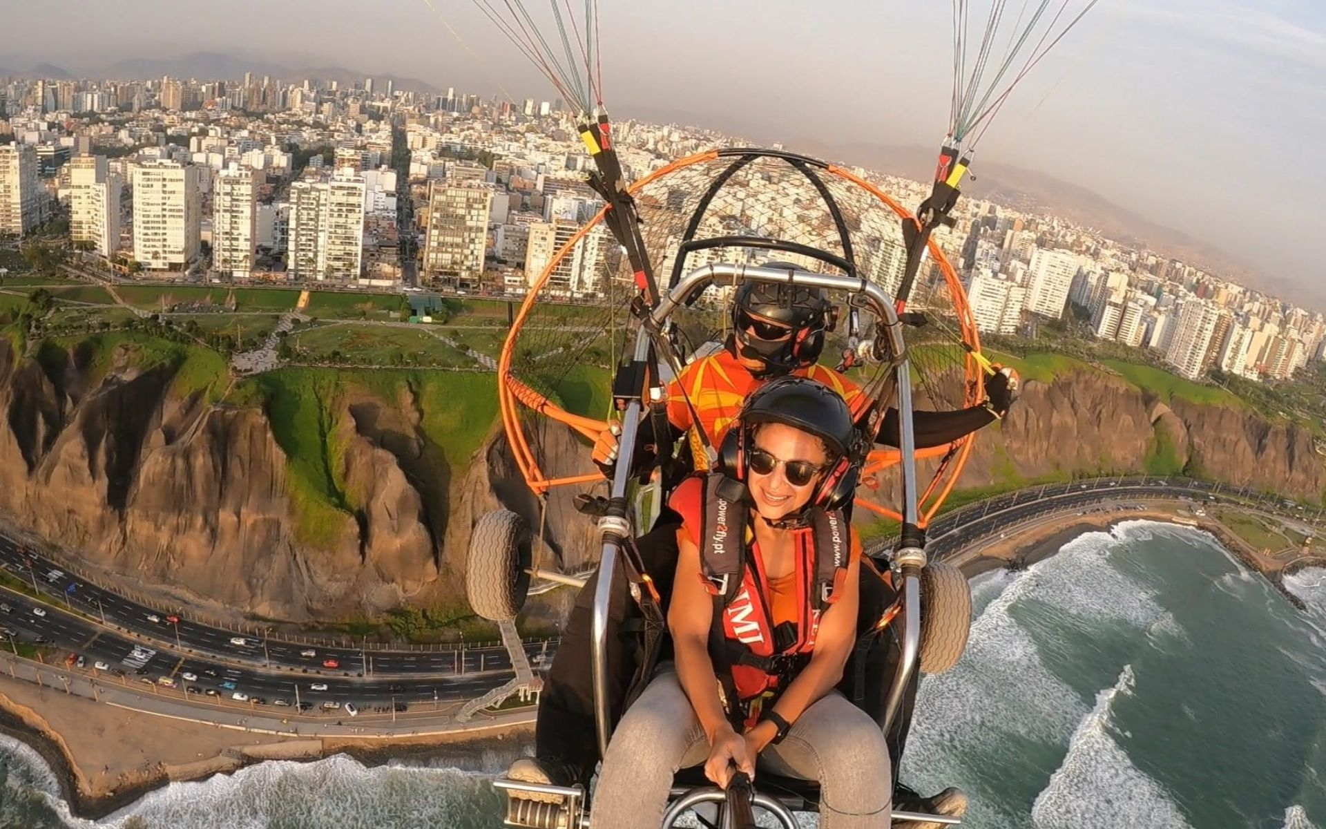 與專業飛行員一同翱翔於利馬的綠色海岸 (Costa Verde) 上空,飽覽令人屏息的海洋與懸崖美景。 與專業飛行員一同翱翔於利馬的綠色海岸 (Costa Verde) 上空,飽覽令人屏息的海洋與懸崖美景。