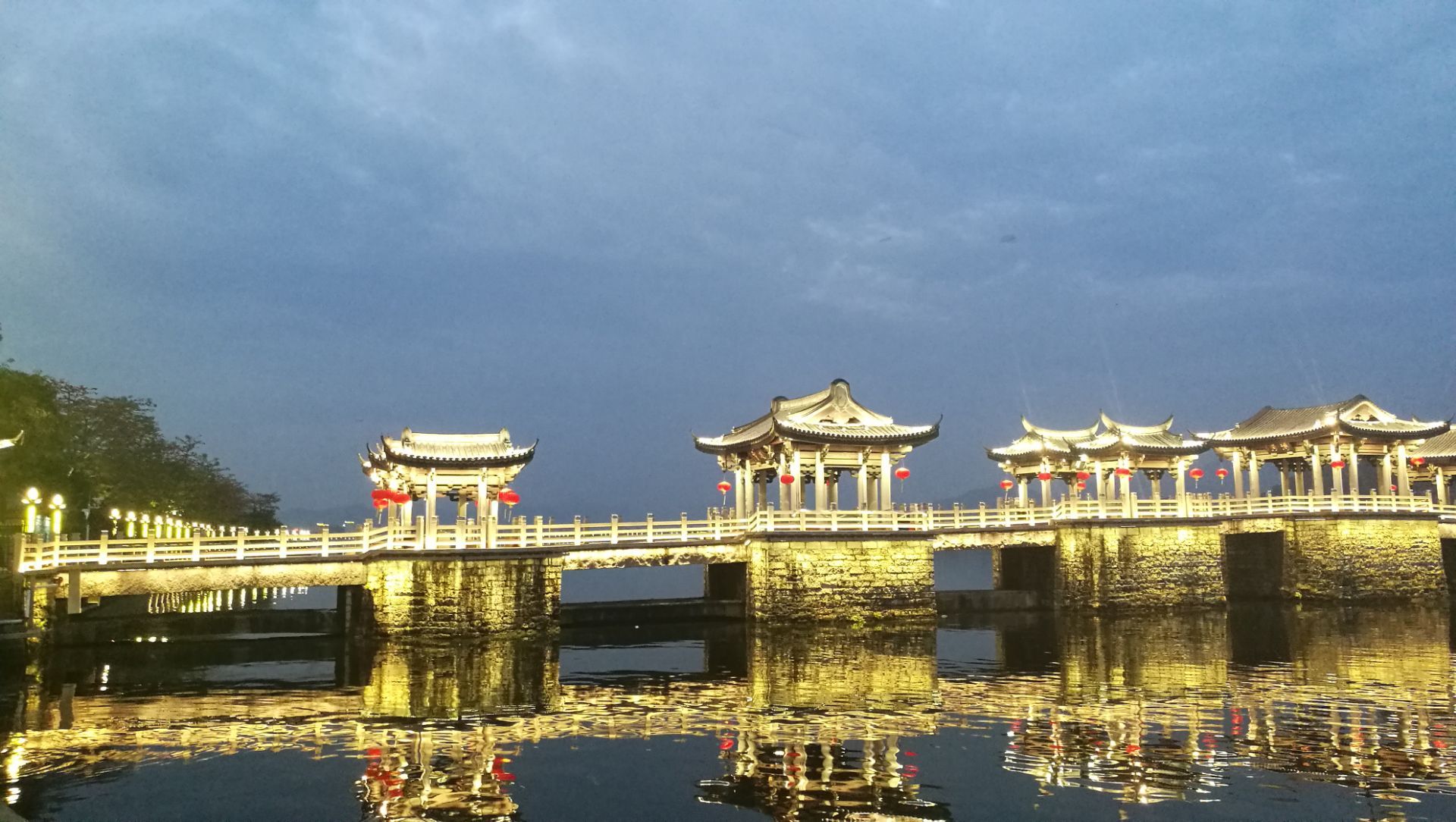 廣濟橋:橫跨韓江的古代名橋,以“十八梭船廿四洲”的獨特結構聞名。它是世界上最早的啟閉式橋樑之一,每天“過河拆橋”以適應通航,盡顯古人智慧。 廣濟橋:橫跨韓江的古代名橋,以“十八梭船廿四洲”的獨特結構聞名。它是世界上最早的啟閉式橋樑之一,每天“過河拆橋”以適應通航,盡顯古人智慧。