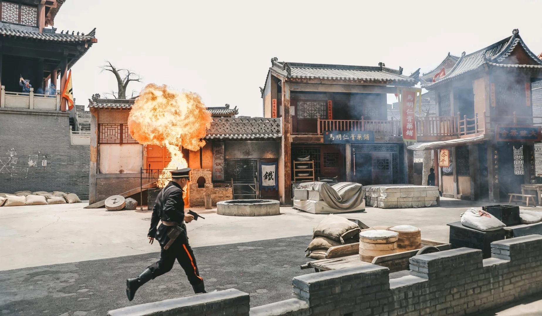 身著民國制服的演員持槍奔走,古建商鋪為背景,重現動盪年代的緊張衝突 身著民國制服的演員持槍奔走,古建商鋪為背景,重現動盪年代的緊張衝突