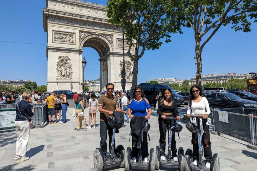 在這次激動人心的賽格威探險中,與知識淵博的導遊一起探索巴黎的魅力 在這次激動人心的賽格威探險中,與知識淵博的導遊一起探索巴黎的魅力