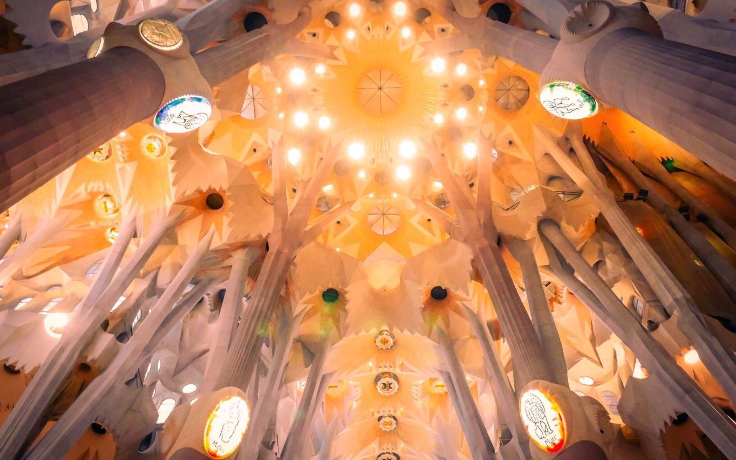 讓陽光穿梭於萬花筒般的彩繪玻璃,將巴塞隆納的繽紛靈魂與神聖光輝,灑落在每一面牆上 讓陽光穿梭於萬花筒般的彩繪玻璃,將巴塞隆納的繽紛靈魂與神聖光輝,灑落在每一面牆上