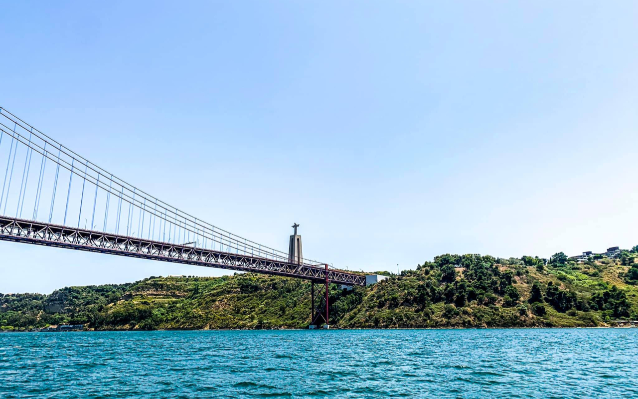 從水上視角體驗里斯本的經典地標，伴隨輕柔微風與優雅氛圍。