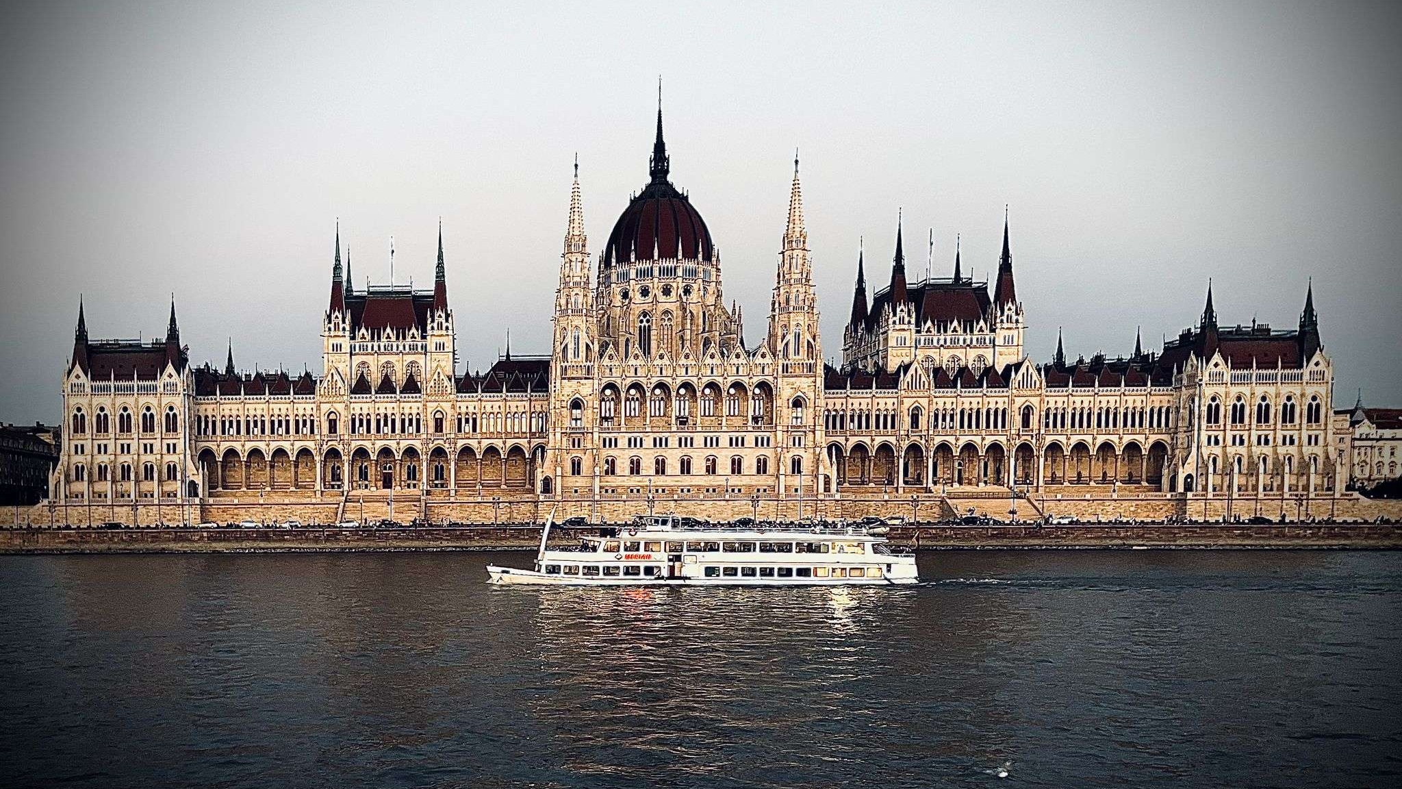 沿著多瑙河巡遊，滑過迷人的匈牙利國會大廈