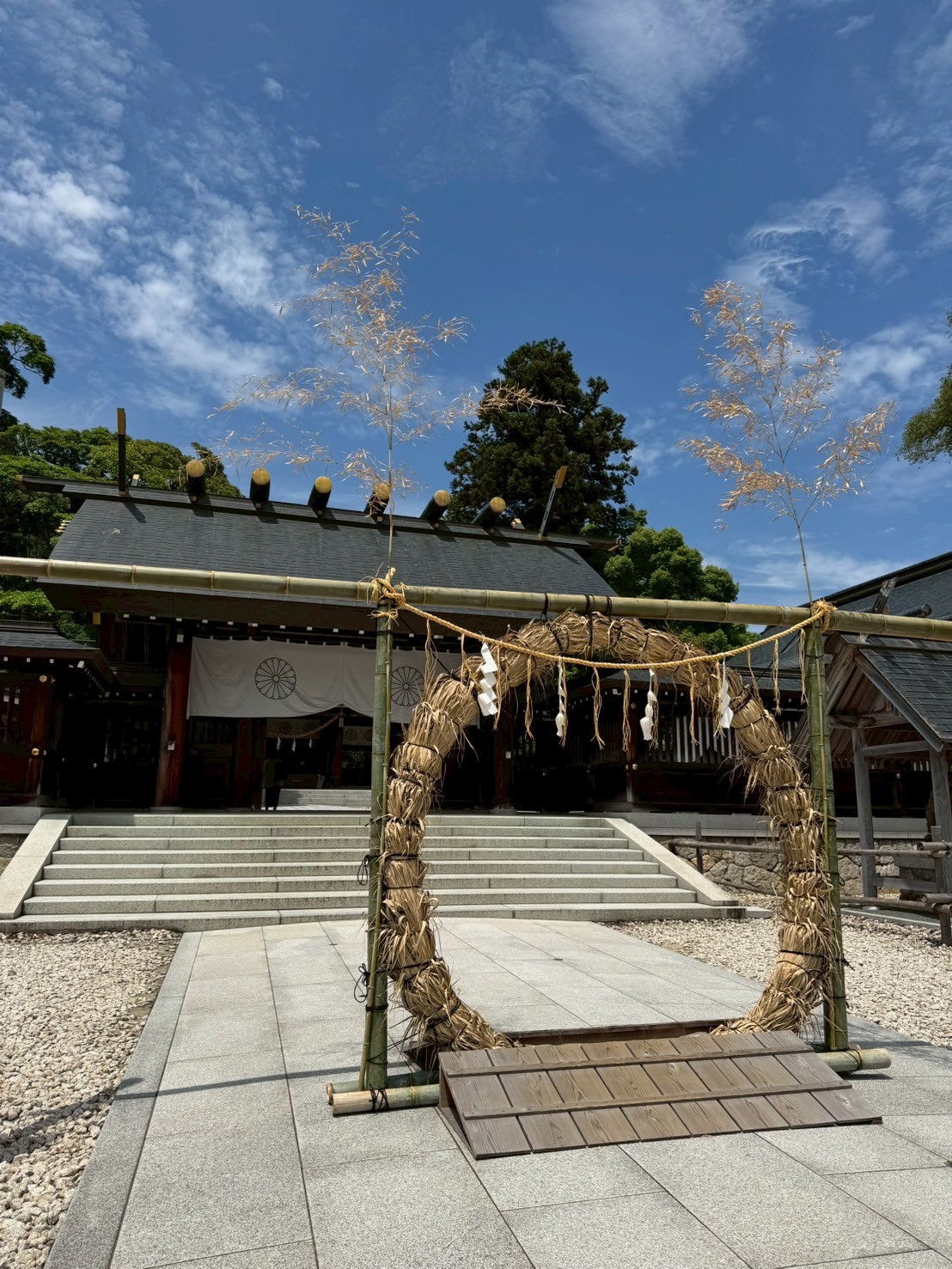 丹後一宮 元伊勢 籠神社 位於京都府宮津市、日本三景之一「天橋立」的北端,是一座具有悠久歷史與神話傳說的古老神社,被尊為「元伊勢」,也就是伊勢神宮遷至現在地之前,神明曾短暫駐留的地點之一。 丹後一宮 元伊勢 籠神社 位於京都府宮津市、日本三景之一「天橋立」的北端,是一座具有悠久歷史與神話傳說的古老神社,被尊為「元伊勢」,也就是伊勢神宮遷至現在地之前,神明曾短暫駐留的地點之一。