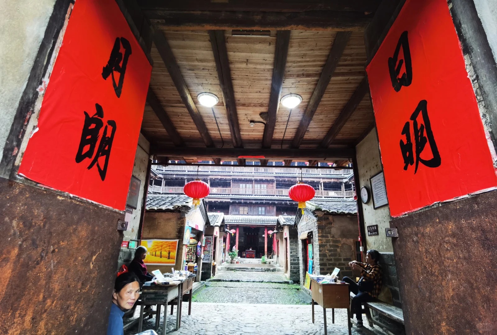 書香門第傳家世--世澤樓
建於清代嘉慶年間。大門口地面有鵝卵石鋪成的古代錢幣模型，它象徵著招財進寶之意。樓內一門、二井、三堂、四梯，設計合理，完全符合家族群居的特點。