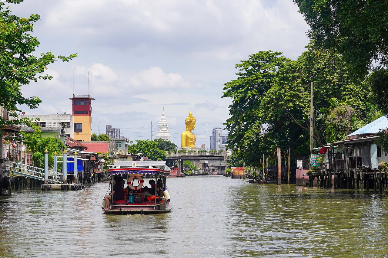 Bangkok Wat Paknam & Kudichin Village Half-Day Tour with EV Boat