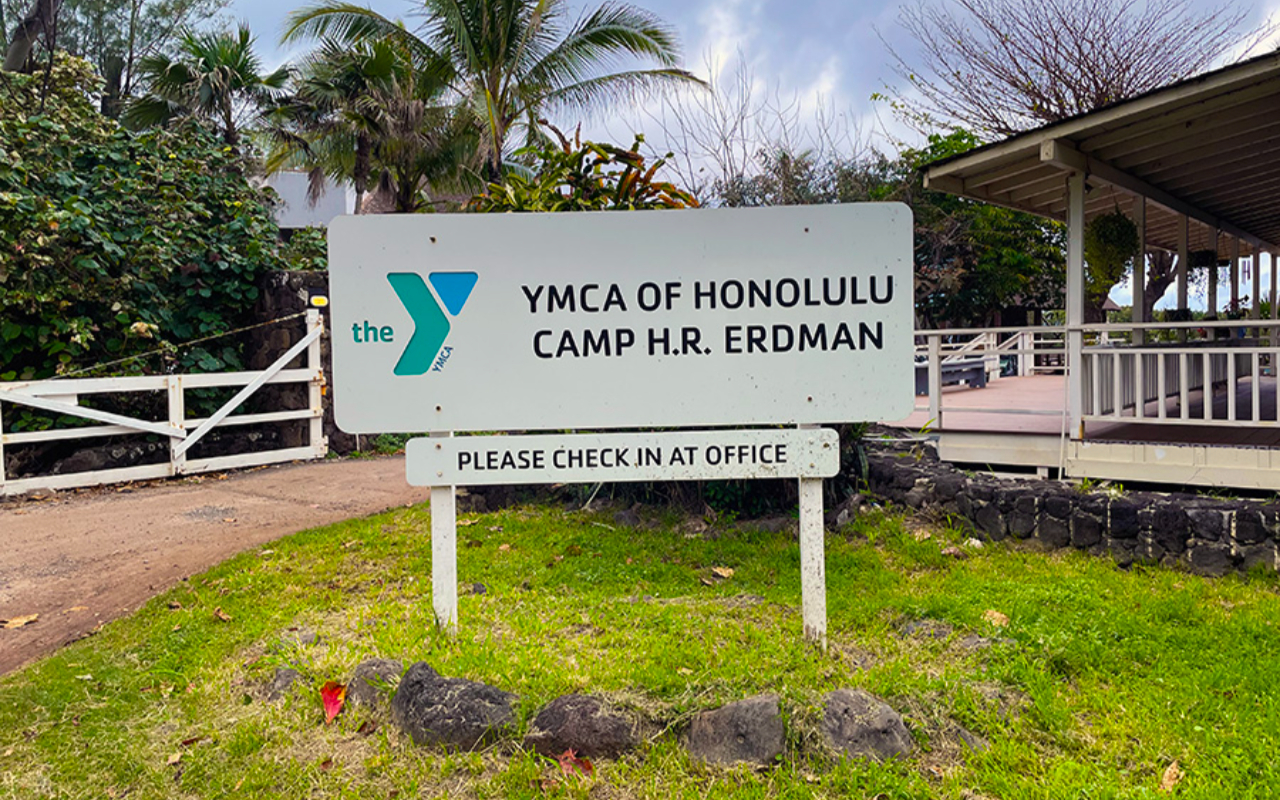 探索 Camp Erdman 營地熱情洋溢的入口,邀請賓客一同踏上親近大自然的冒險之旅,享受寧靜與美好。 探索 Camp Erdman 營地熱情洋溢的入口,邀請賓客一同踏上親近大自然的冒險之旅,享受寧靜與美好。