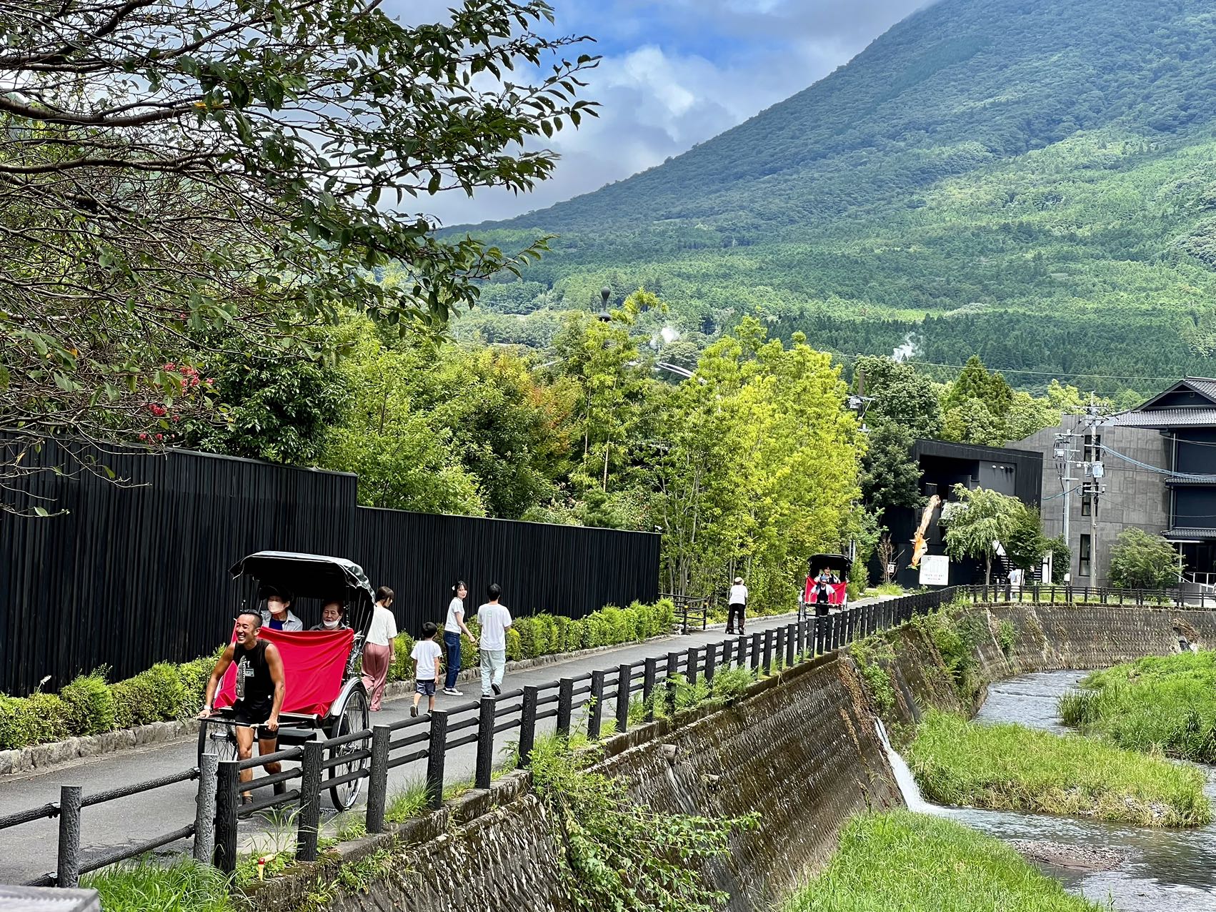 漫步於湯布院街道，可搭乘傳統人力車悠閒遊覽，感受緩慢而舒適的觀光節奏。
