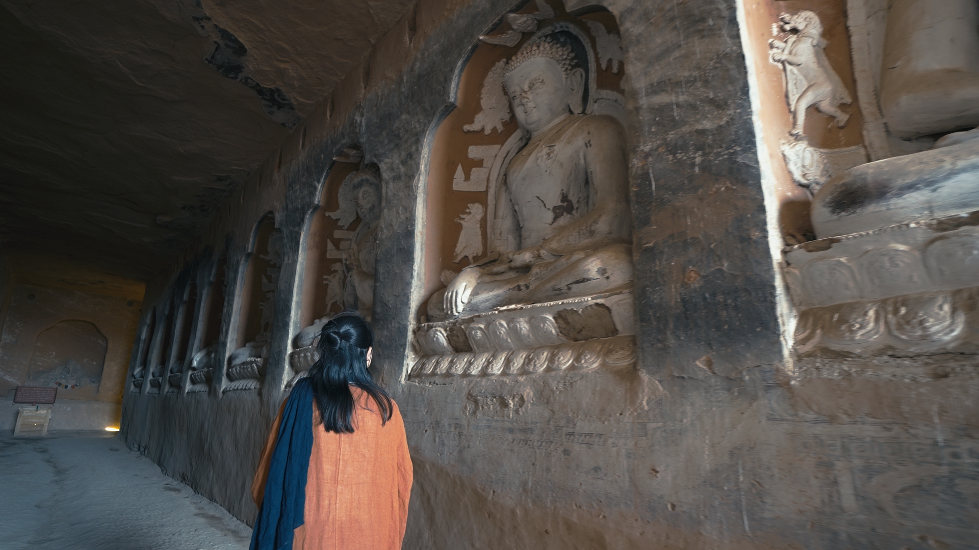千佛洞的紅色崖壁佛龕,有 “小莫高窟” 的視覺感。 千佛洞的紅色崖壁佛龕,有 “小莫高窟” 的視覺感。