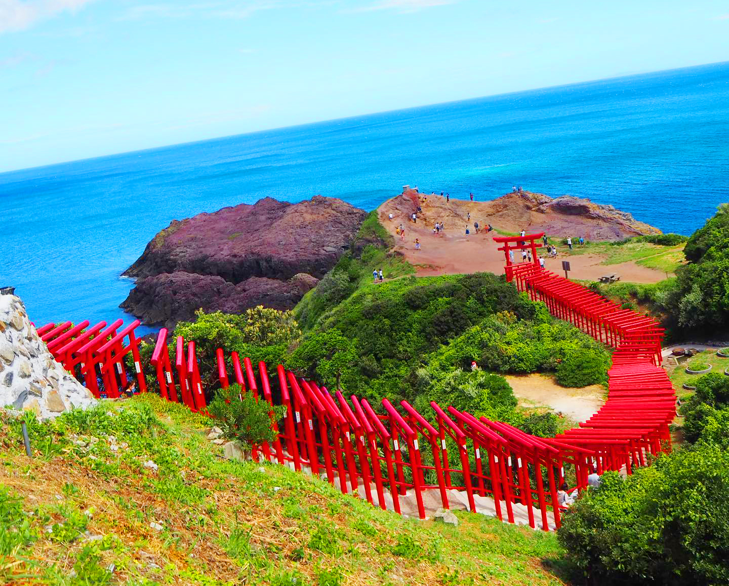 元乃隅神社最大的特點就是海邊這一排紅色鳥居,一直延伸到懸崖邊,視覺很有衝擊力,現場看比照片更有層次感。 元乃隅神社最大的特點就是海邊這一排紅色鳥居,一直延伸到懸崖邊,視覺很有衝擊力,現場看比照片更有層次感。
