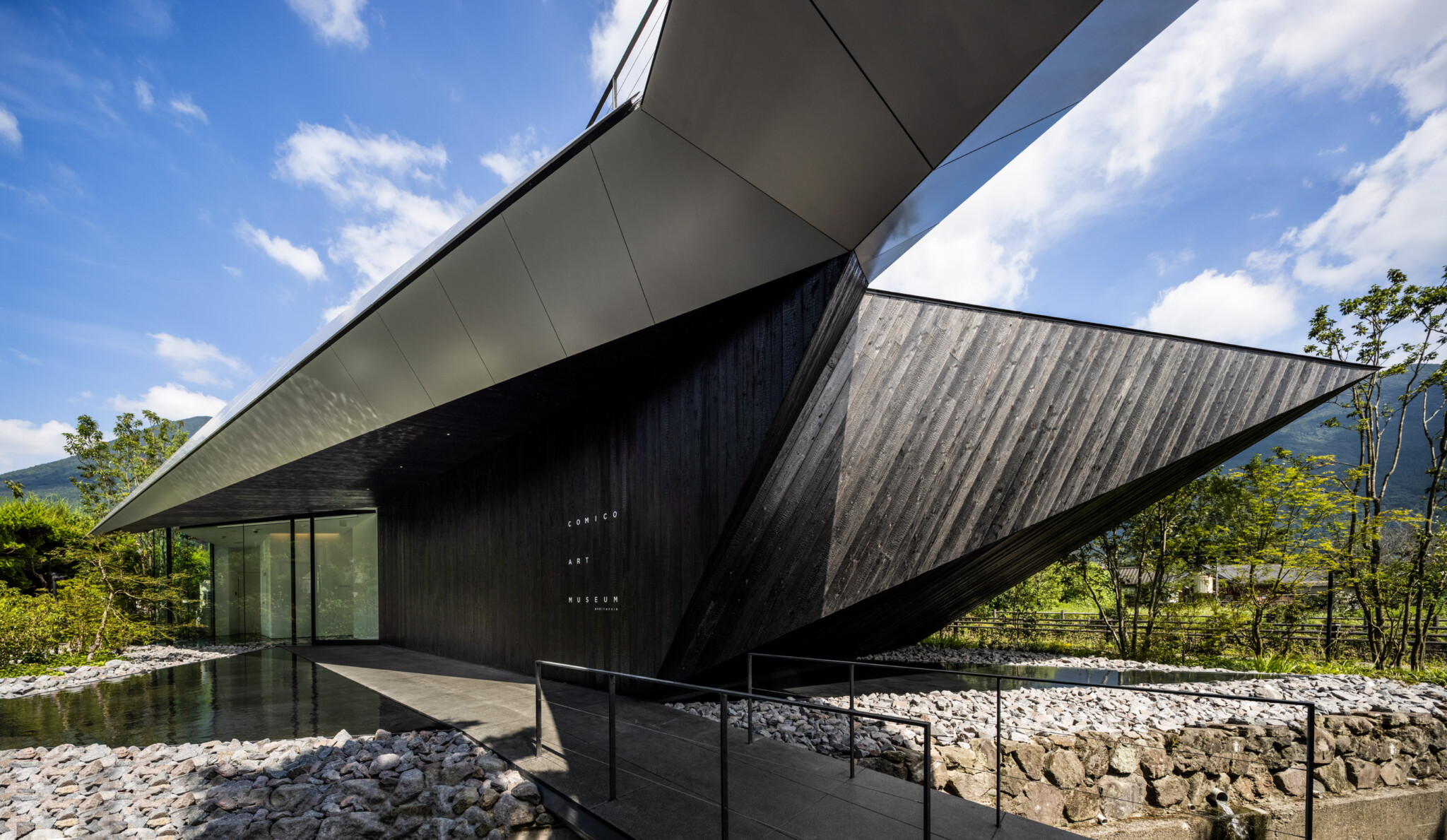 COMICO ART MUSEUM YUFUIN 由日本知名建築師 隈研吾（Kengo Kuma） 設計。除了館內藝術作品外，建築本身也是許多建築愛好者專程造訪的原因之一。館內收藏及展示多位日本知名當代藝術家的作品，其中包括草間彌生與村上隆等世界級藝術家作品。