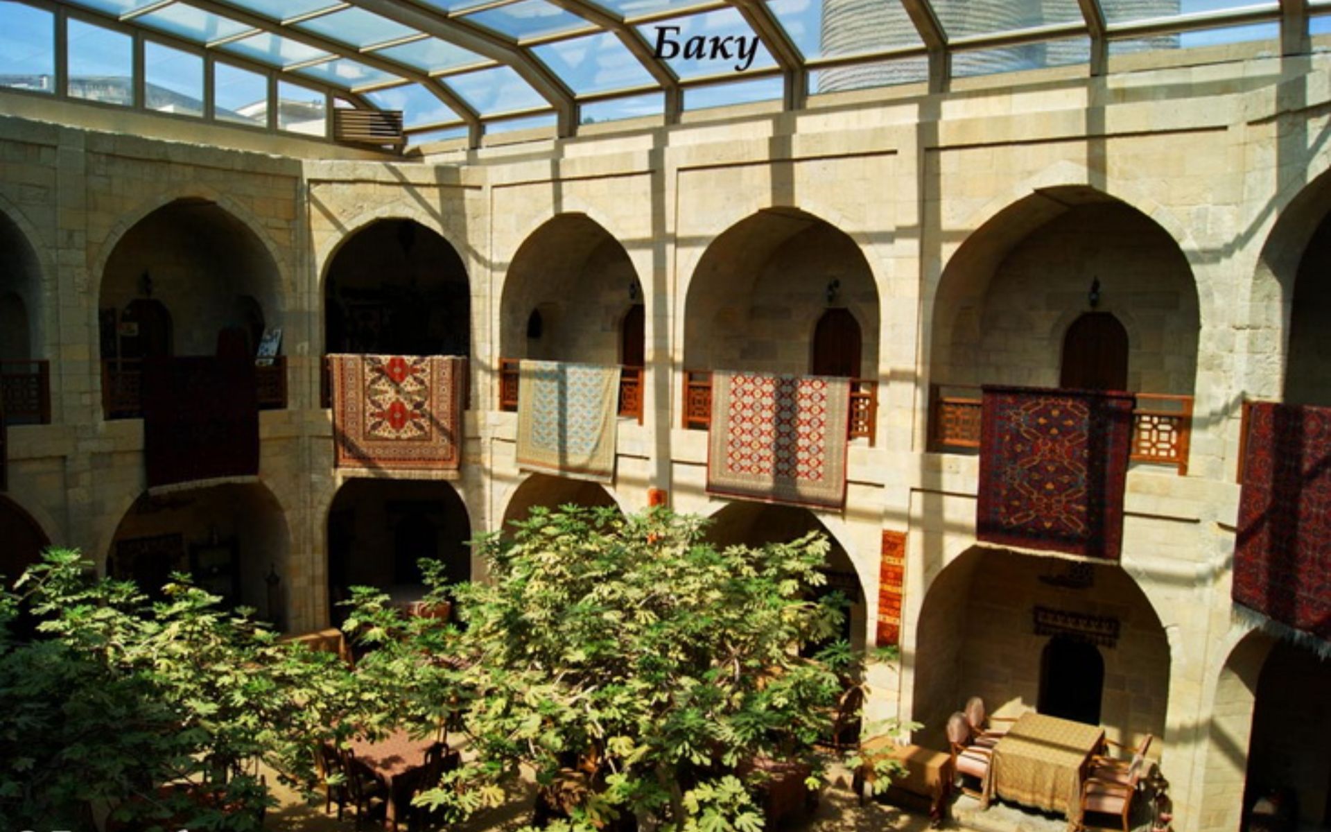 探索穆爾塔尼商隊驛站 (Multani Caravanserai)，欣賞傳統石拱門與色彩繽紛的亞塞拜然地毯。