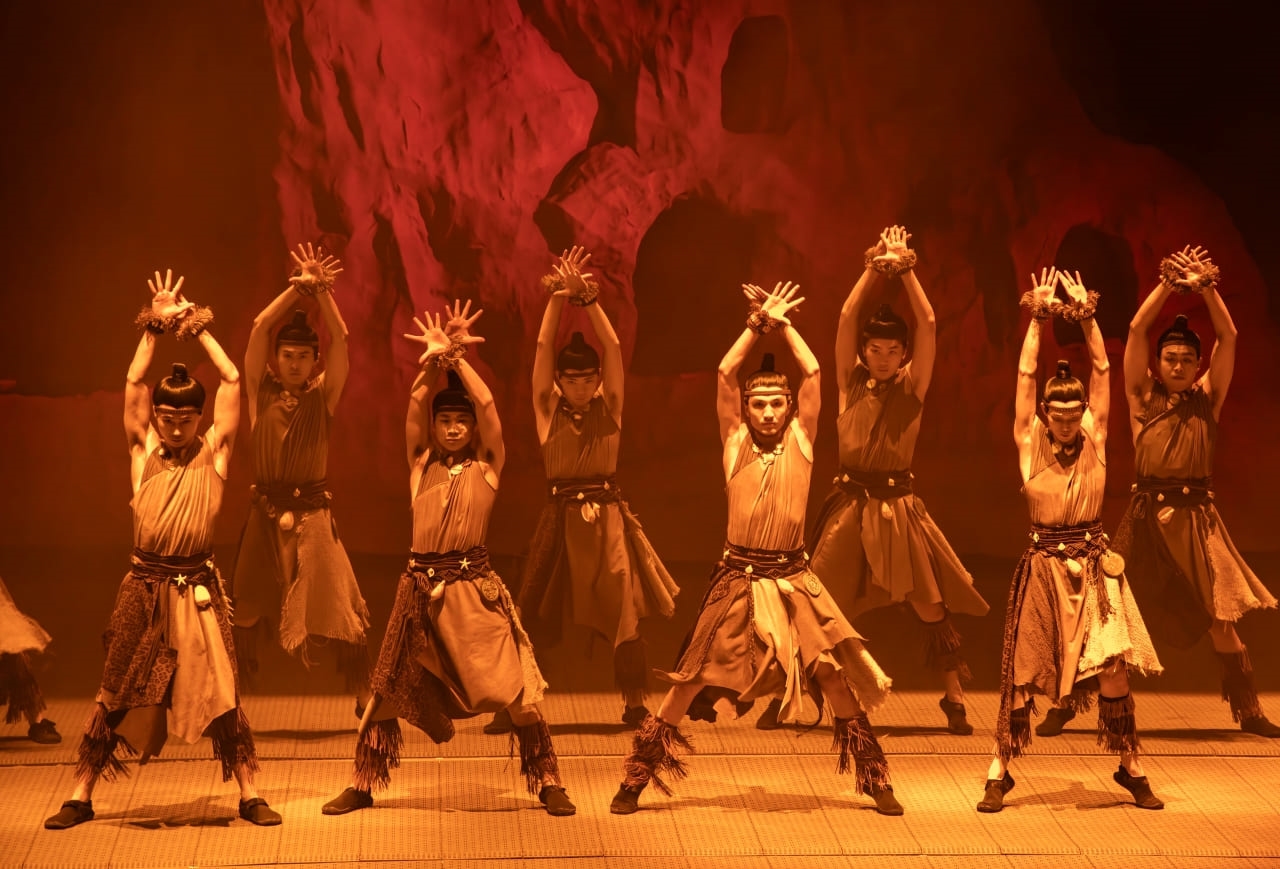 演員身著特色服飾,統一動作造型。以古樸背景襯托,展現英歌舞的程式化美感,通過整齊舞姿傳遞英歌蘊含的力量與團結精神,彰顯潮汕文化的獨特藝術風格 演員身著特色服飾,統一動作造型。以古樸背景襯托,展現英歌舞的程式化美感,通過整齊舞姿傳遞英歌蘊含的力量與團結精神,彰顯潮汕文化的獨特藝術風格