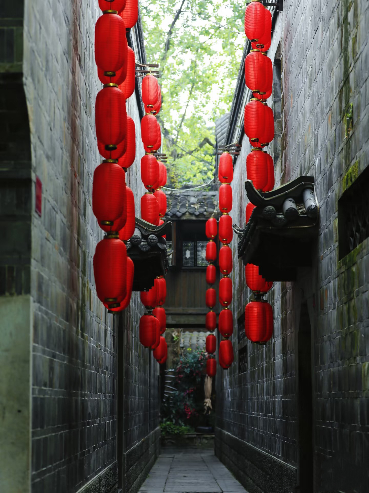 Chengdu City Private Car Charter for a Day (Chunxi Road/Kuanzhai Alley/Du Fu Thatched Cottage/Jinli Ancient Street/Wuhou Temple/Taikoo Li)