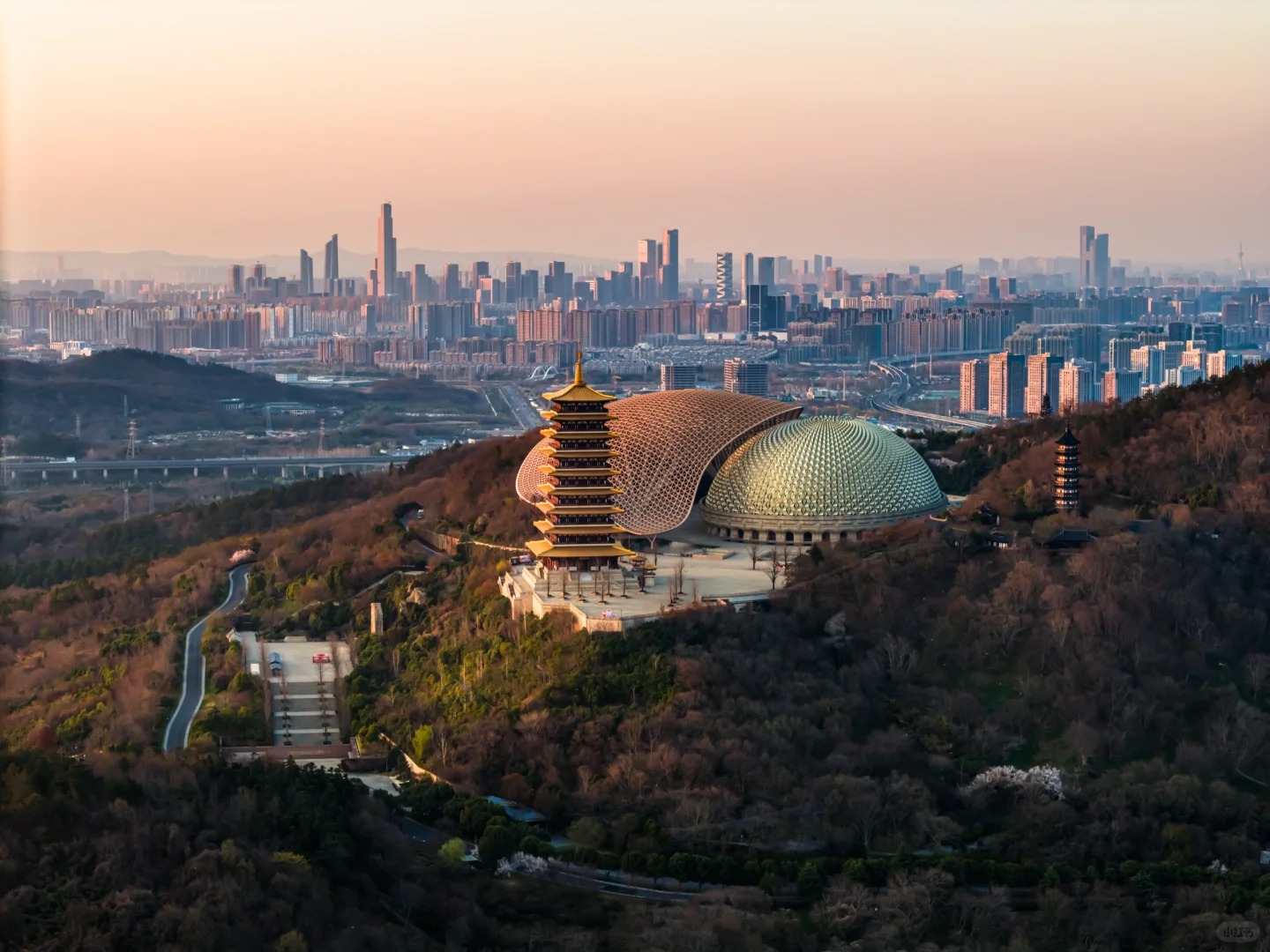 牛首山,金陵四十八景之一,以 “長期安奉佛頂骨舍利” 為主題,集佛頂宮、佛頂塔、佛頂寺等眾多景點於一體,是融合了佛教文化、歷史遺蹟和自然美景的 4A 級旅遊景區。 牛首山,金陵四十八景之一,以 “長期安奉佛頂骨舍利” 為主題,集佛頂宮、佛頂塔、佛頂寺等眾多景點於一體,是融合了佛教文化、歷史遺蹟和自然美景的 4A 級旅遊景區。