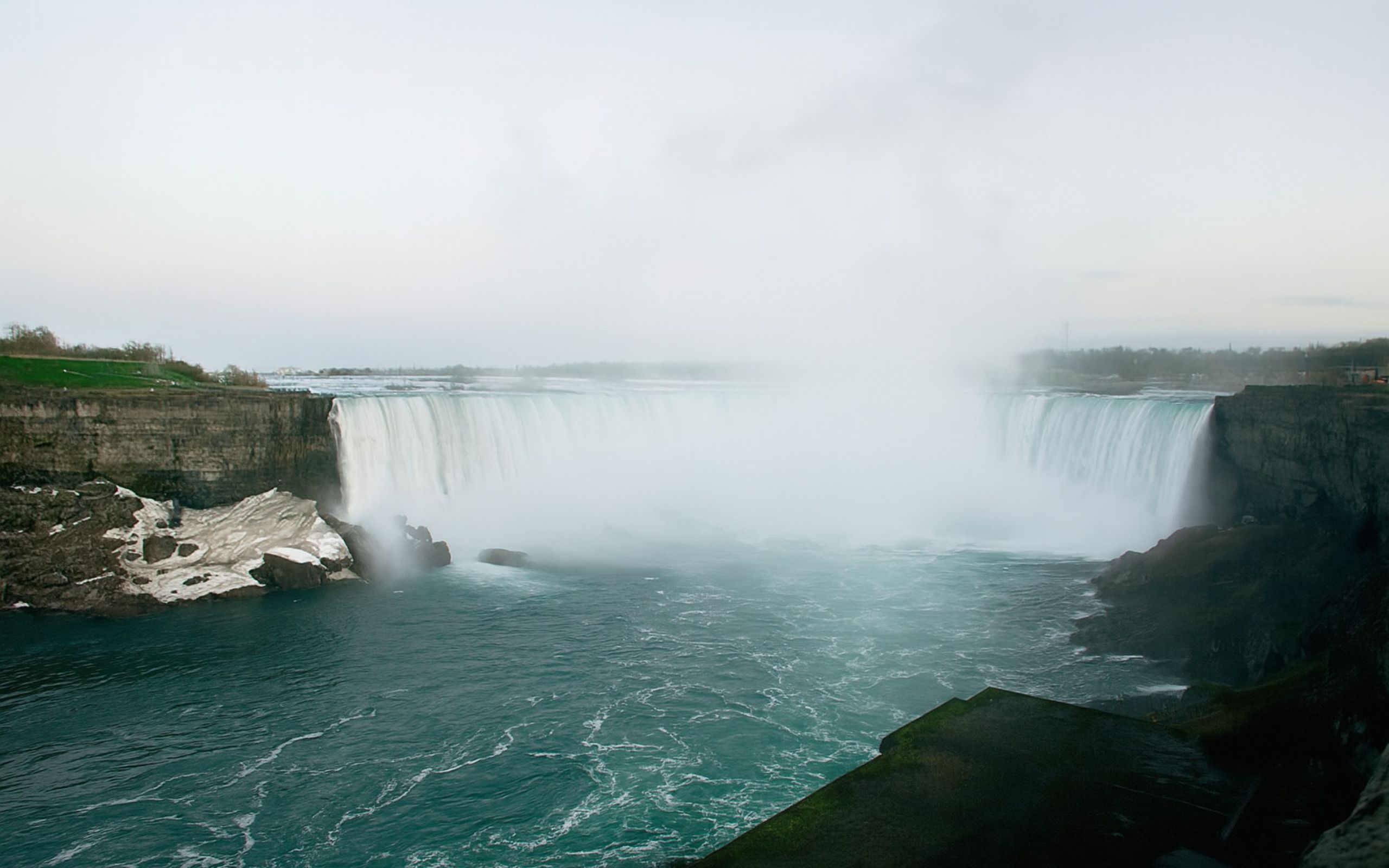參加導覽步行之旅，體驗氣勢磅礴的馬蹄瀑布被薄霧籠罩的壯麗景象。