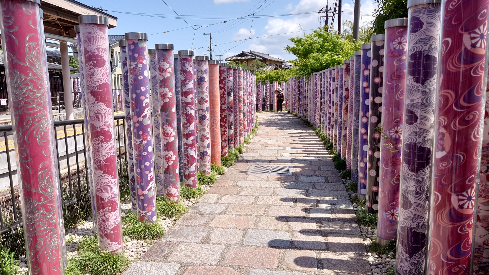 嵐山「和服森林」小徑,由千餘根以京友禪布料裝飾的透明柱組成,繽紛絢麗如夢似幻,是京都最具藝術氣息的拍照聖地之一。 嵐山「和服森林」小徑,由千餘根以京友禪布料裝飾的透明柱組成,繽紛絢麗如夢似幻,是京都最具藝術氣息的拍照聖地之一。