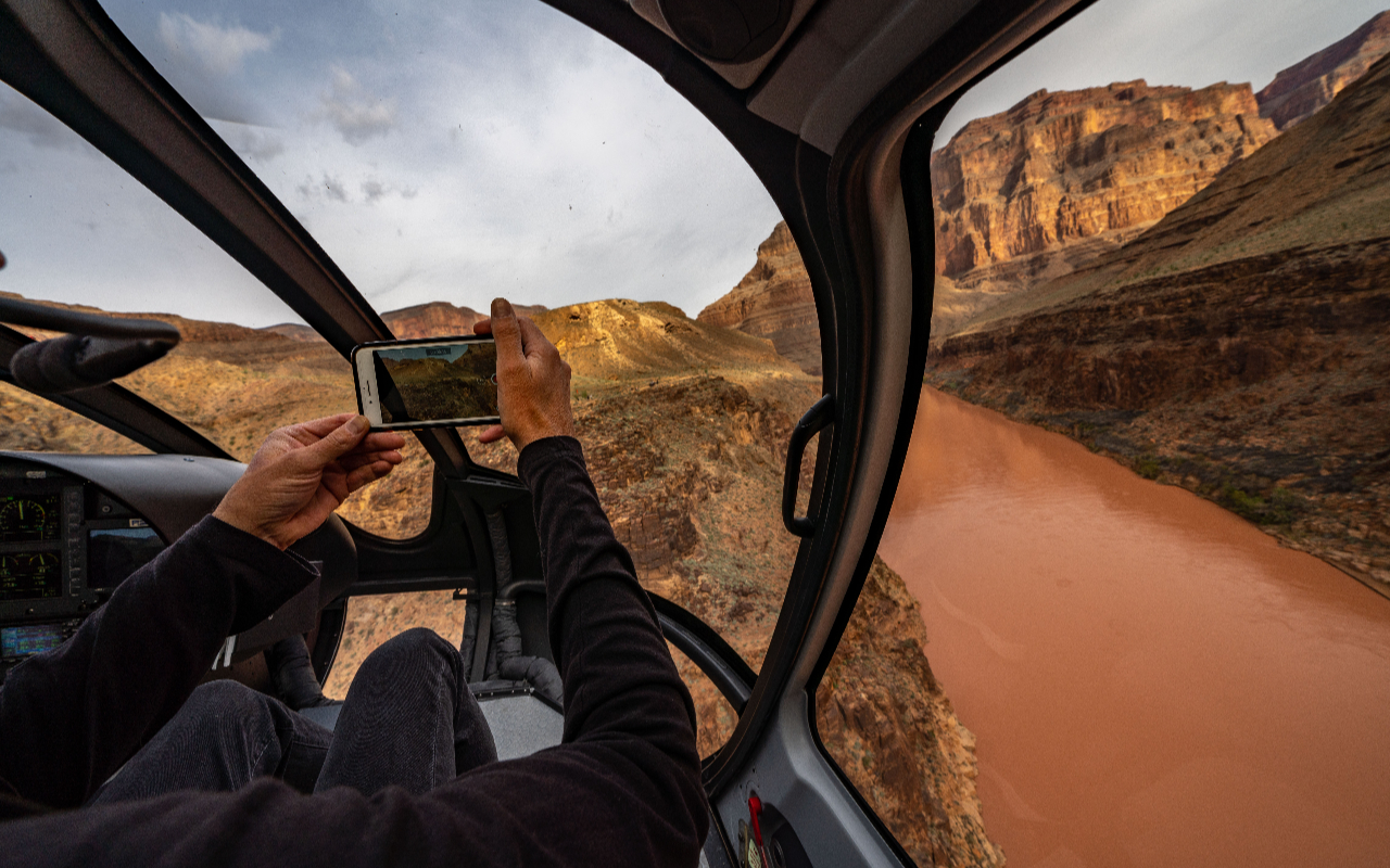 Спуск вертолета, раскрывающий слои красных скал, неповторимой красоты