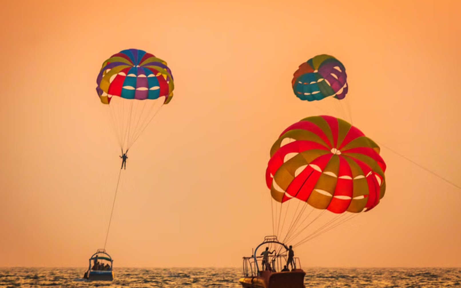 Candolim Beach: Parasailing
