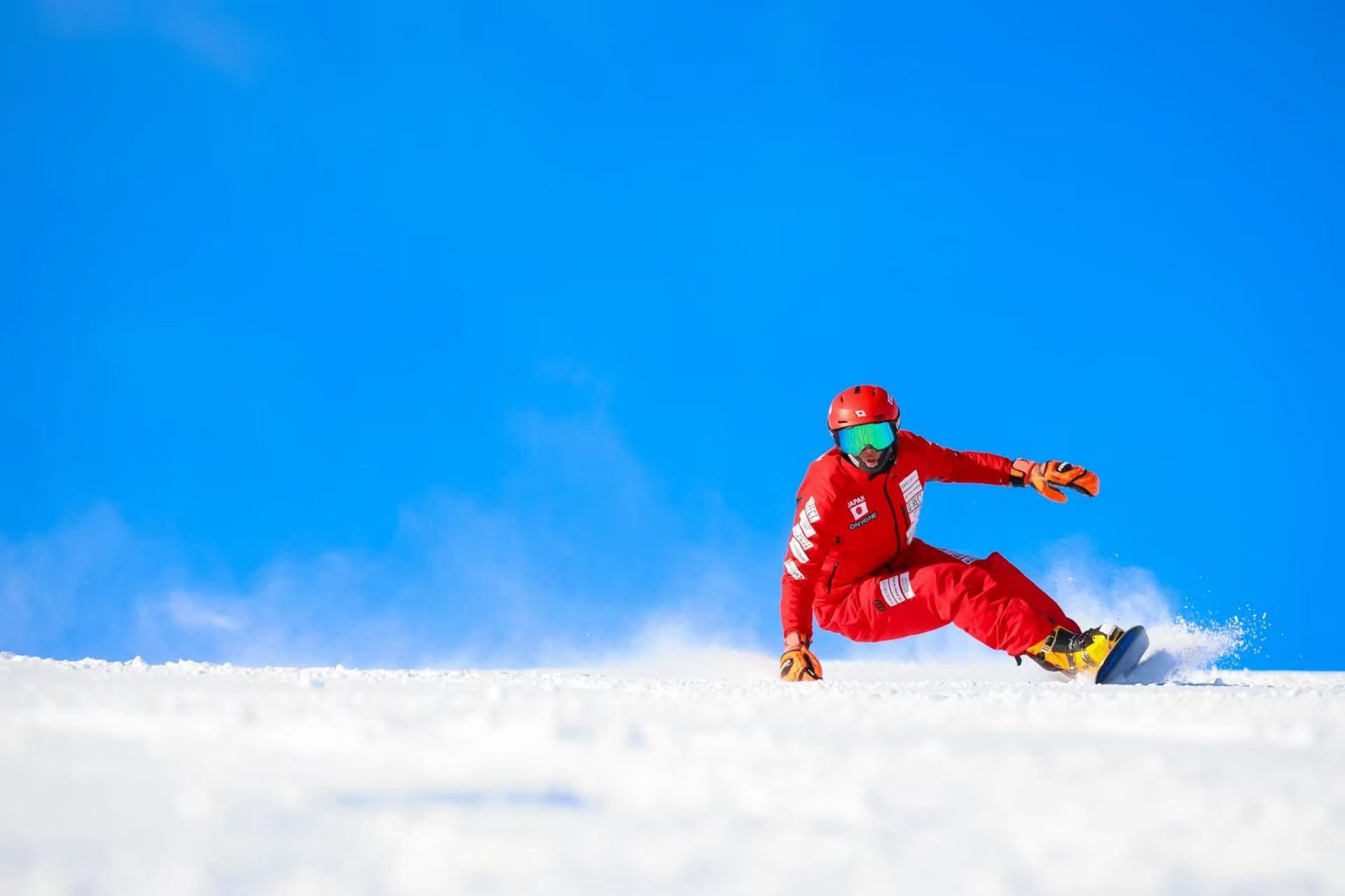 這裡總共有九種不同的滑雪道，無論是滑雪高手還是初學者，都能盡情享受。寬闊的滑道可以俯瞰日本海，還有未經壓實的粉雪等你來體驗。