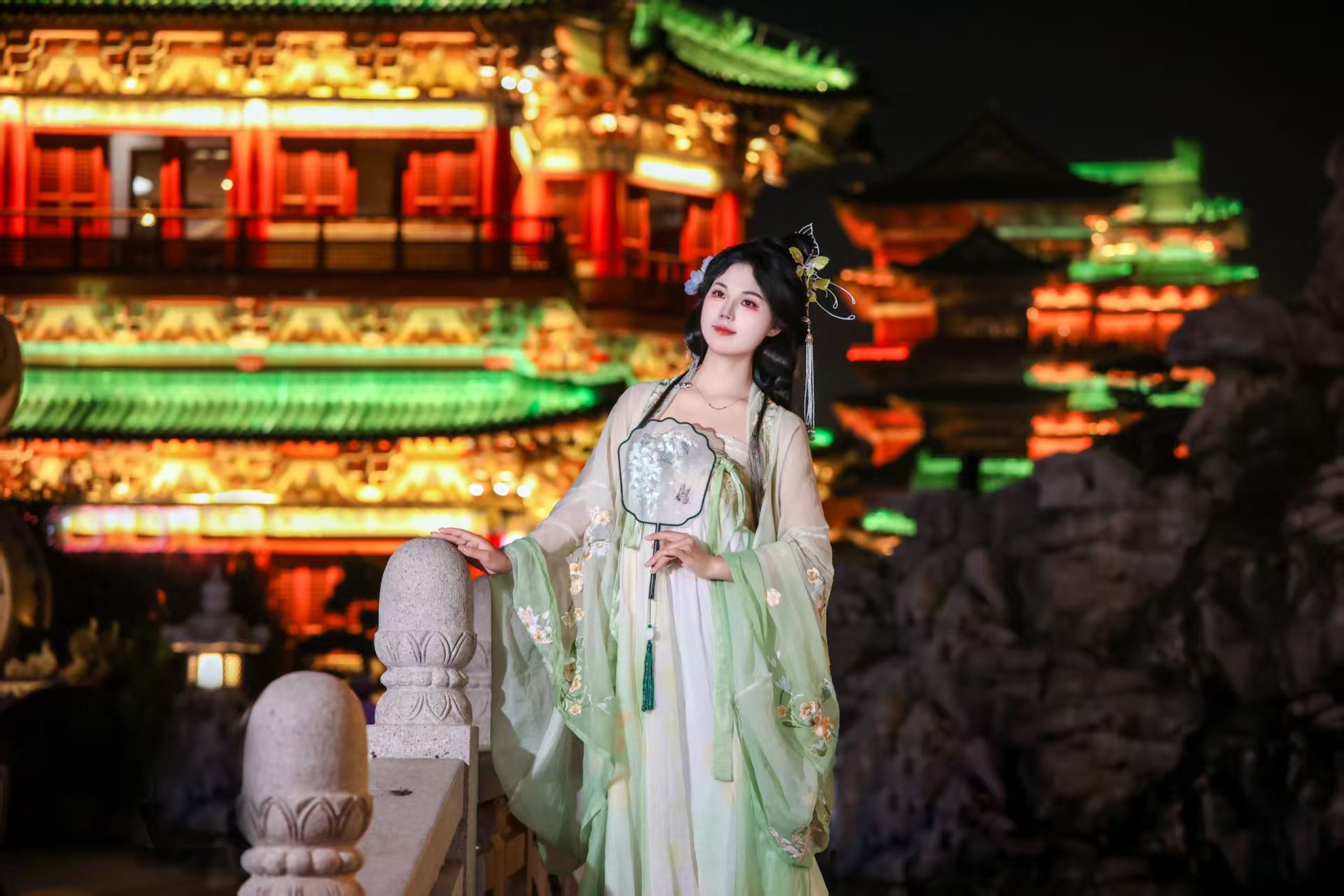 每一件漢服古裝都承載著相應朝代的文化印記，讓人在穿戴的瞬間，彷彿能穿越時空，與古人進行一場跨越千年的對話